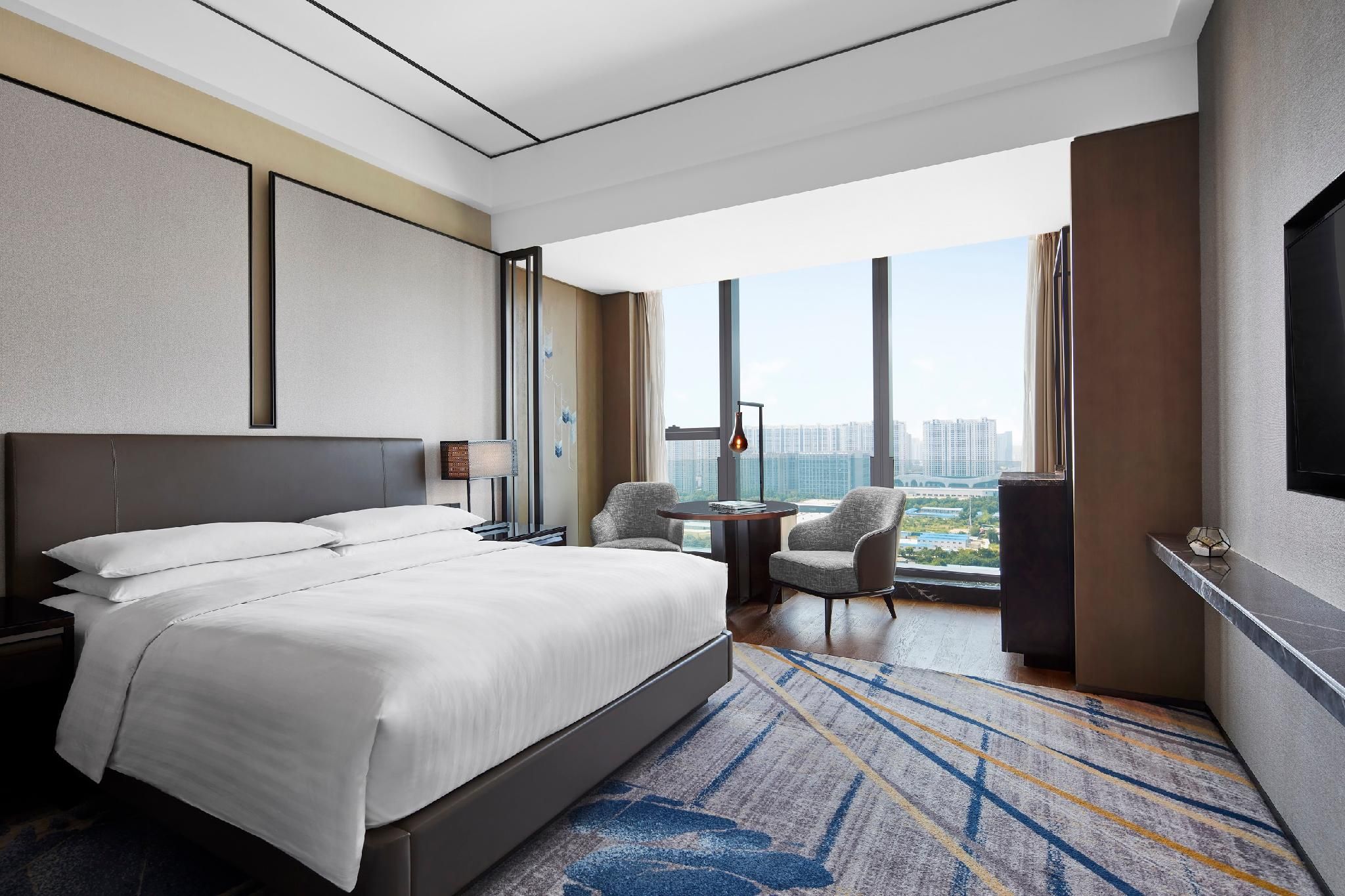 Guest room, 1 King, City view, High floor