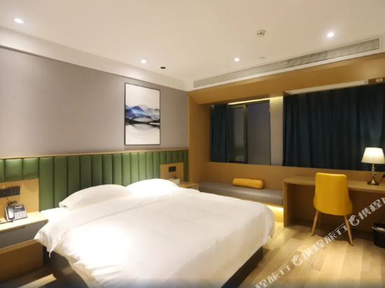 Feature Queen Room