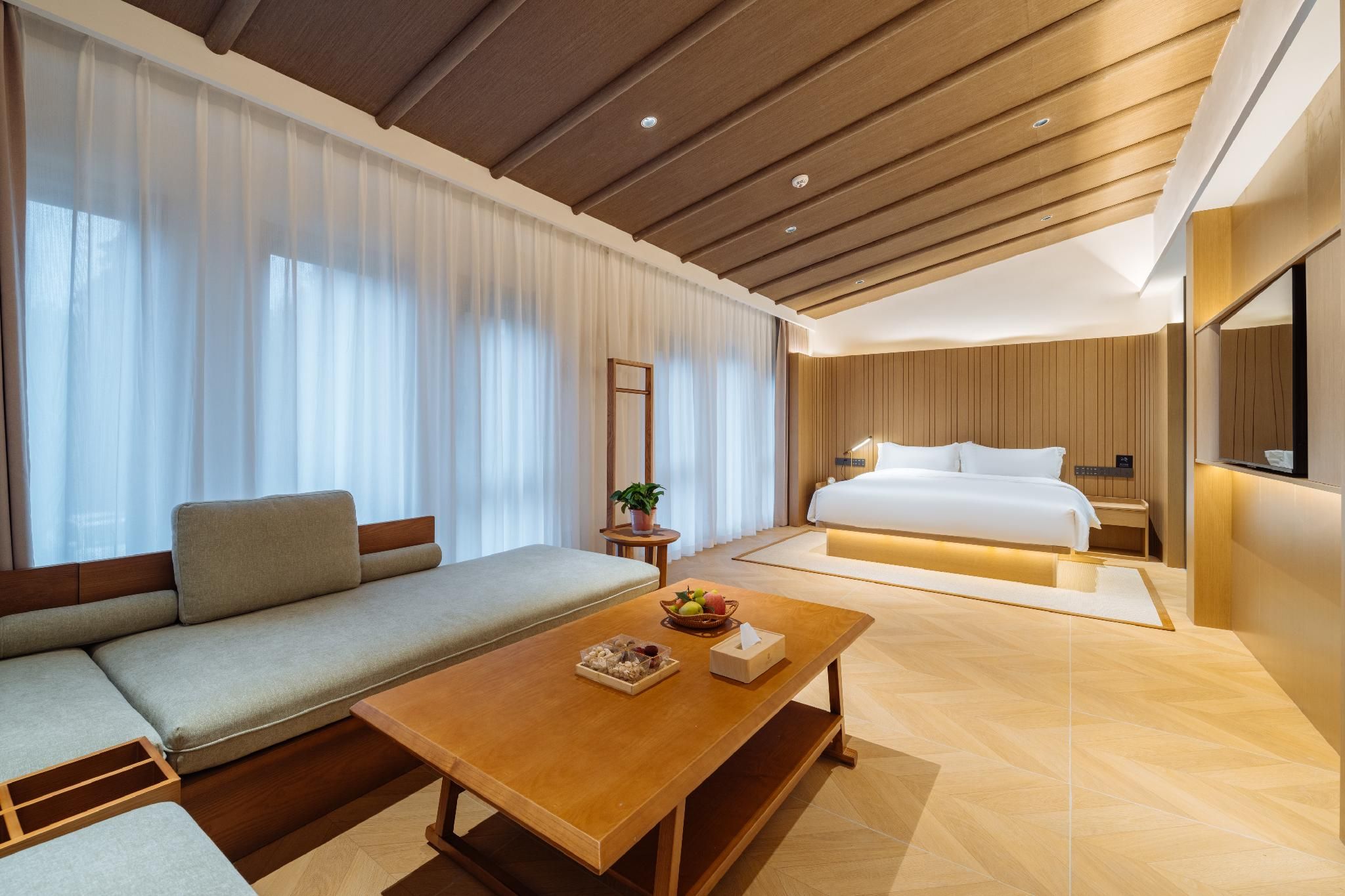 Deluxe Queen Suite