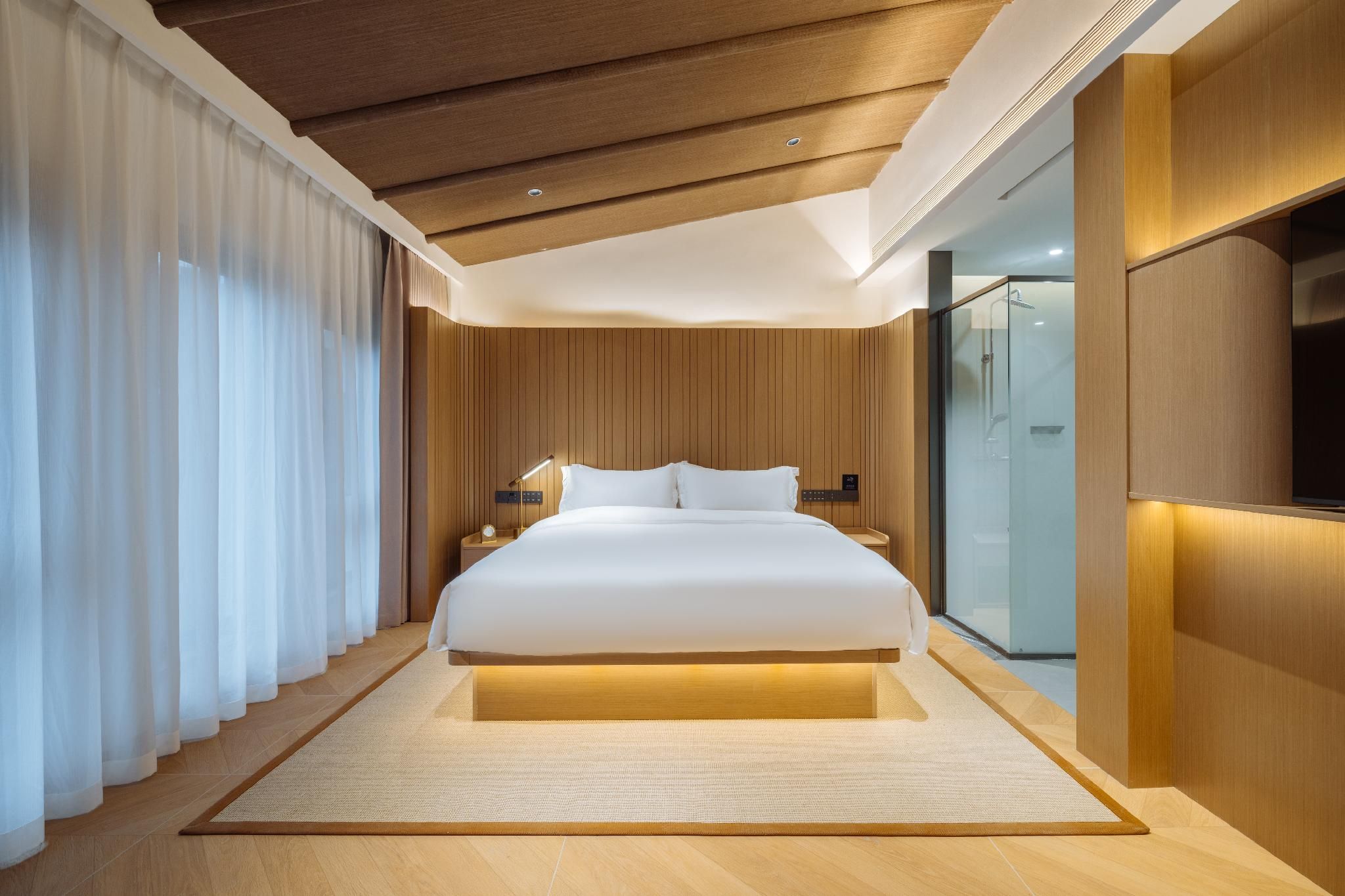 Deluxe Queen Suite
