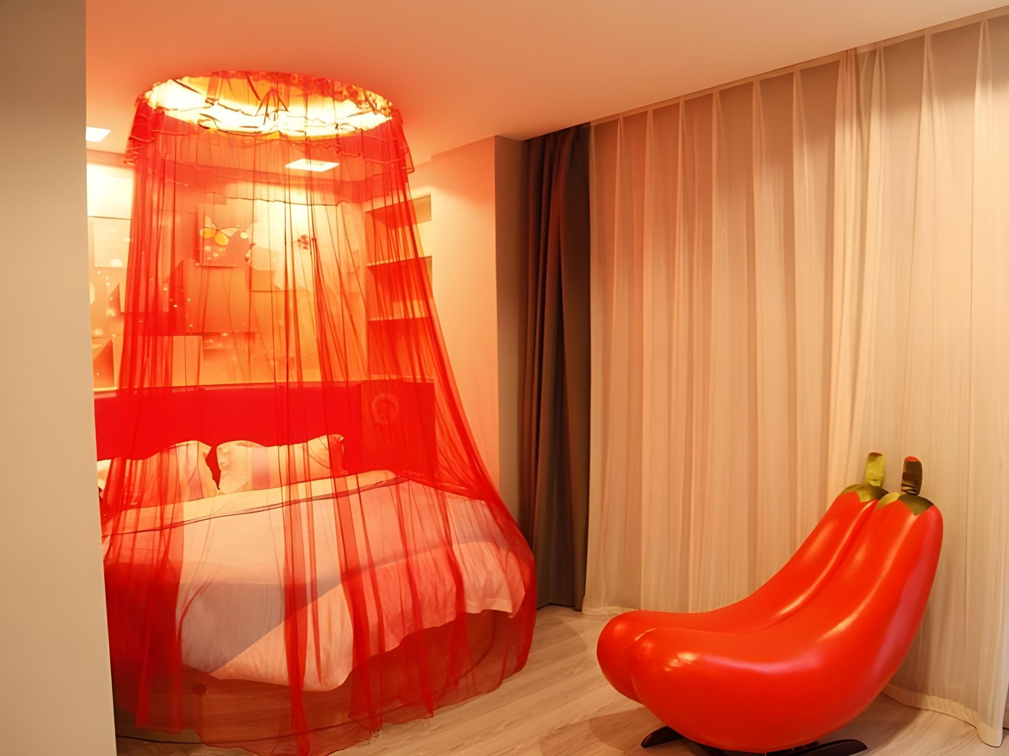 Feature Queen Room - Round Bed