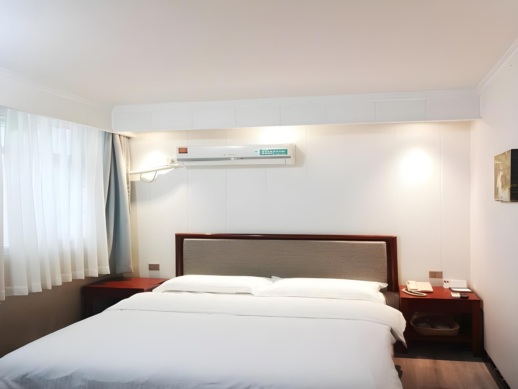 Hotel Queen Room