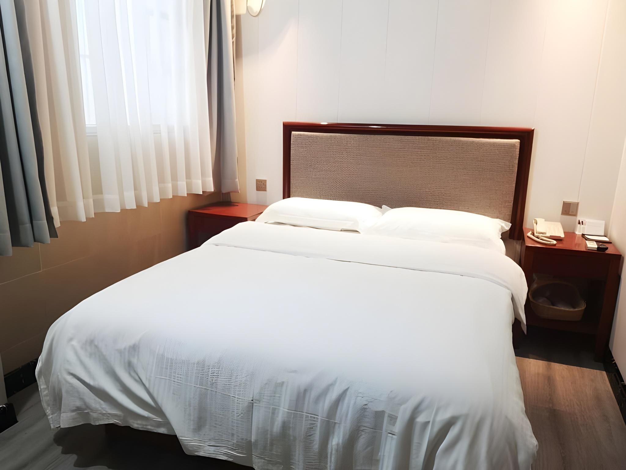 Hotel Queen Room