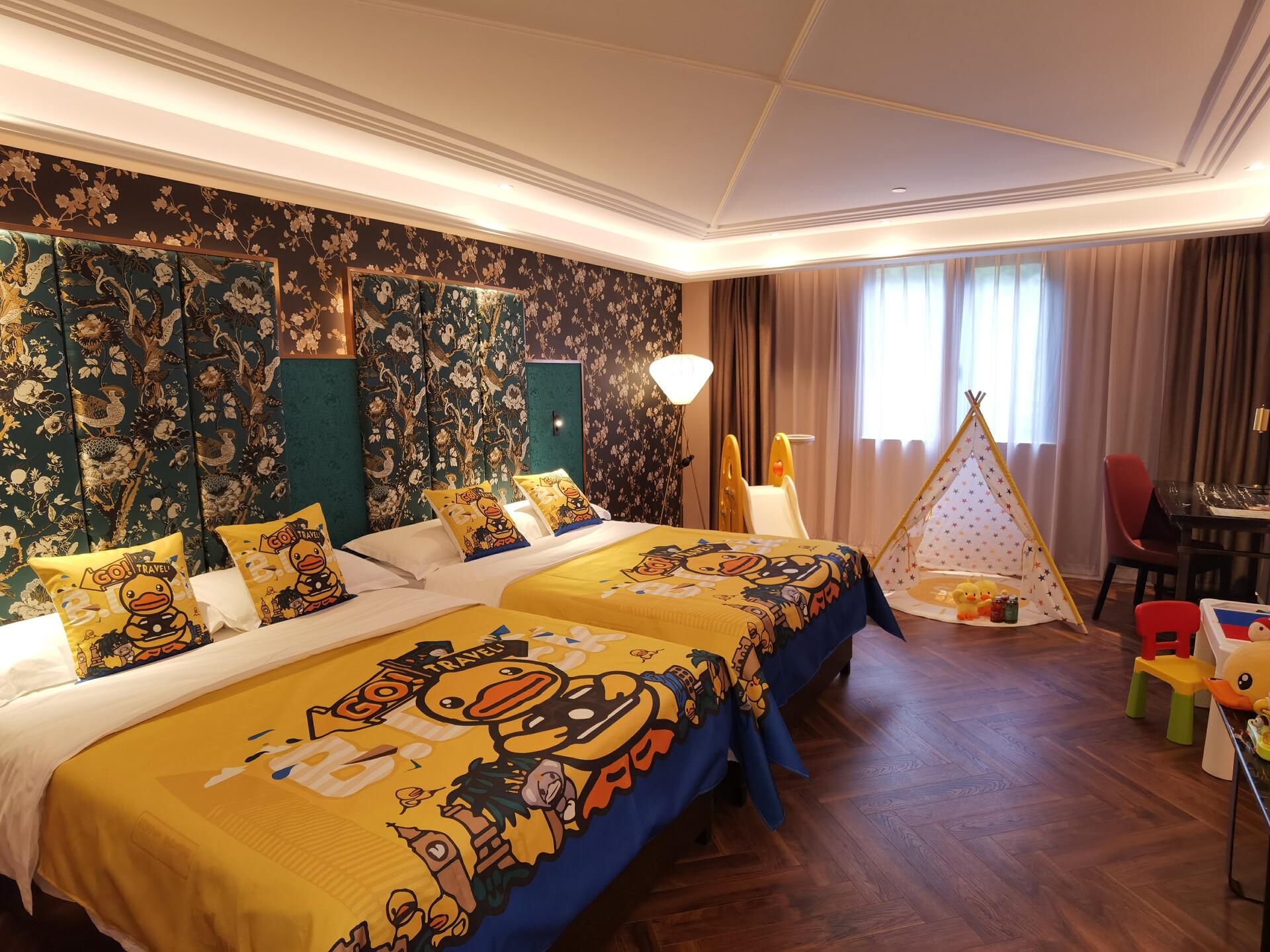 Theme Family Room