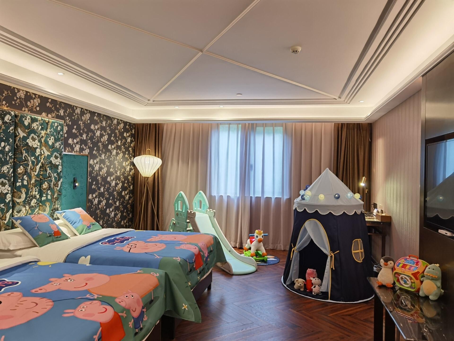Theme Family Room