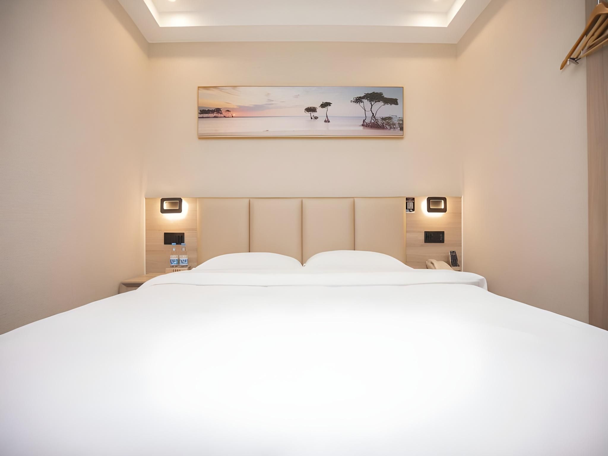GTR Special offer - Guest Room with One 1.8M Bed