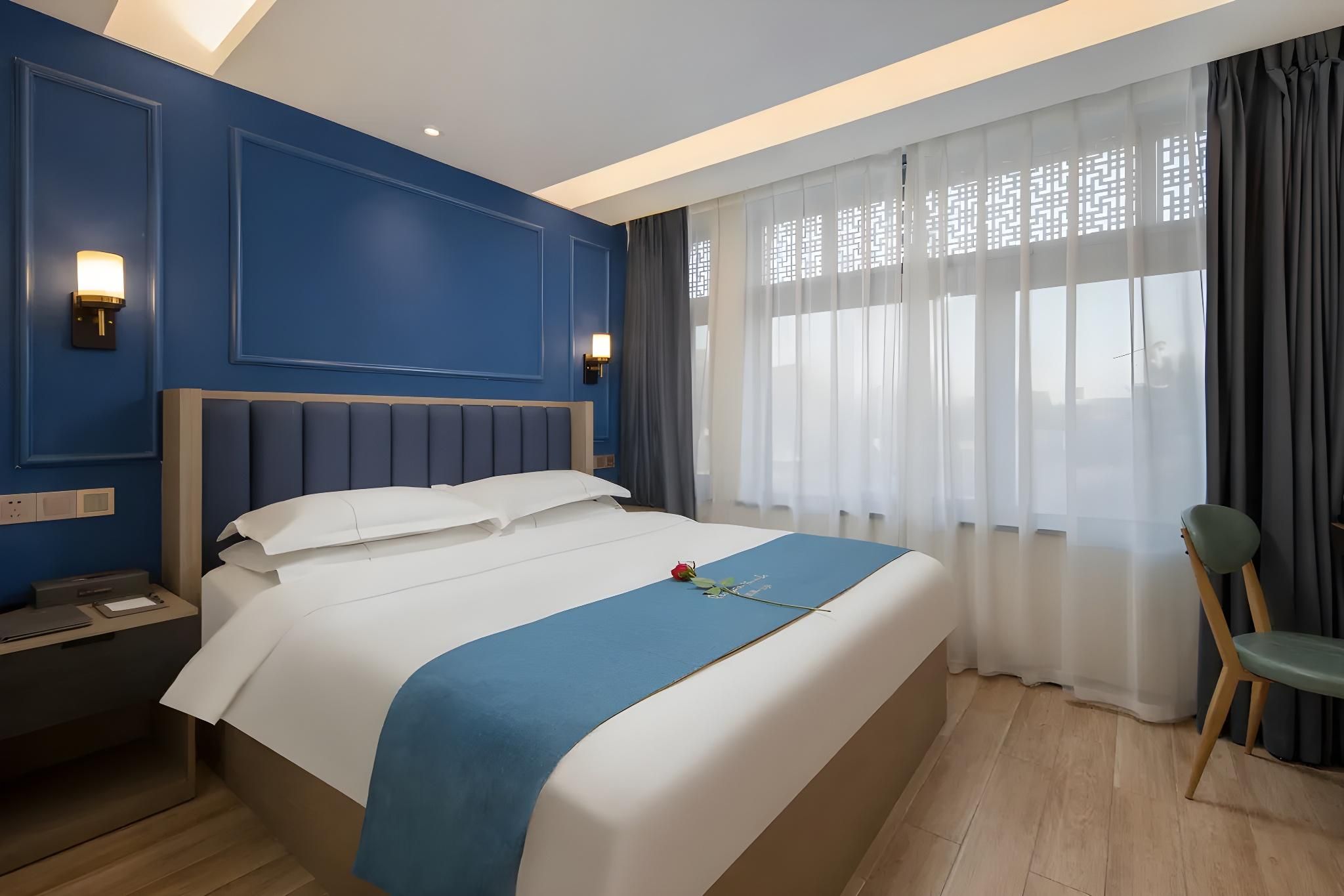 Queen Bed Room