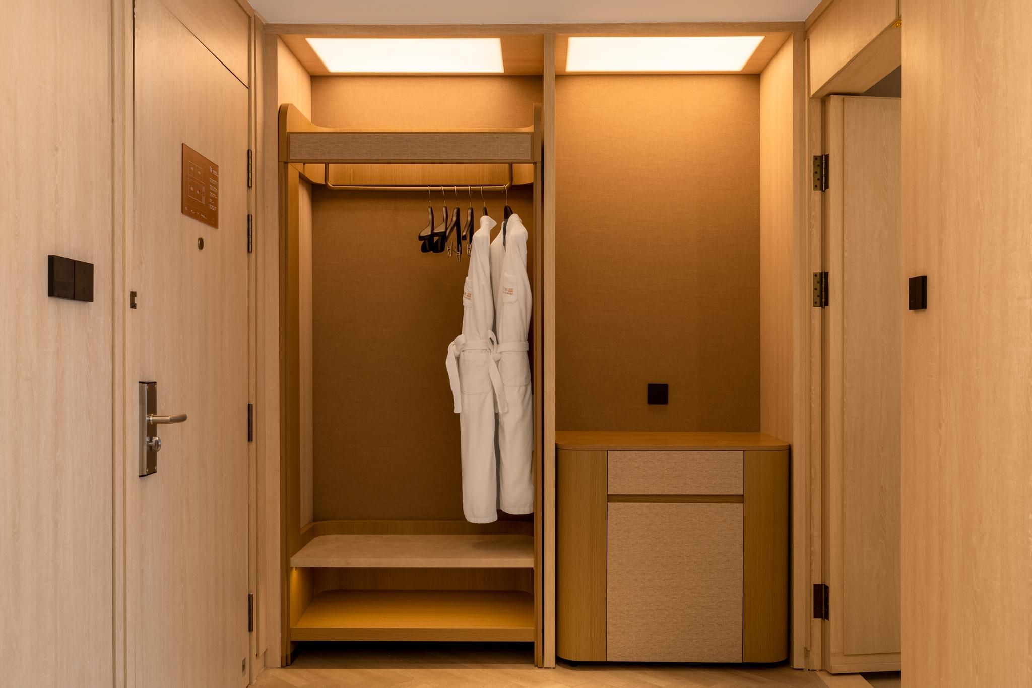 Huazhu - Deluxe Bonding Room