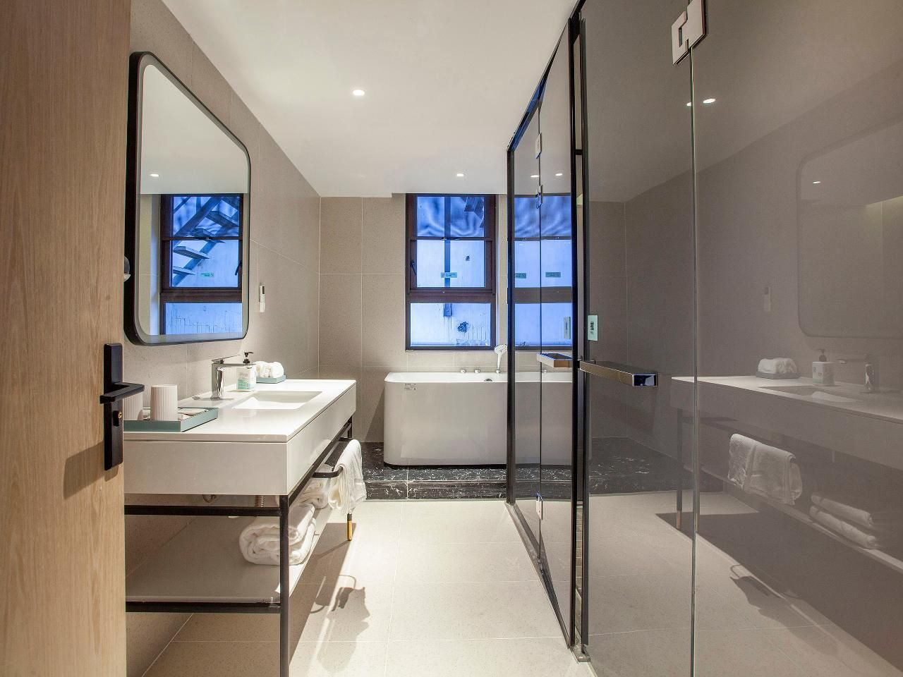 Dossen - Executive Suite