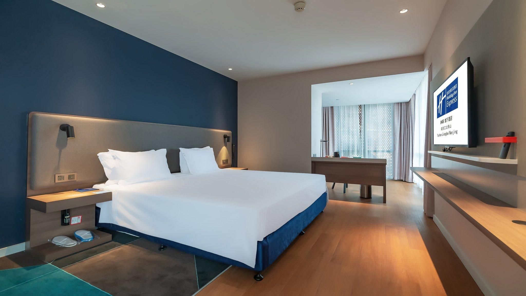 1 King Standard Extra Floor Space