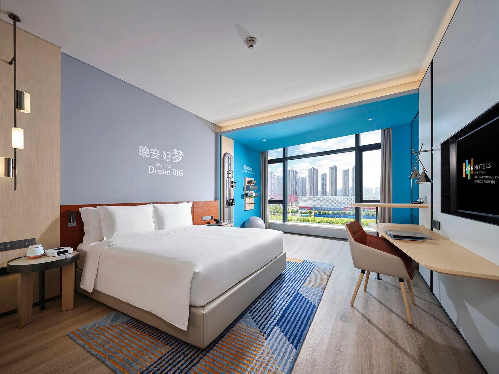 1 King Bed Standard Football Stadium Vw