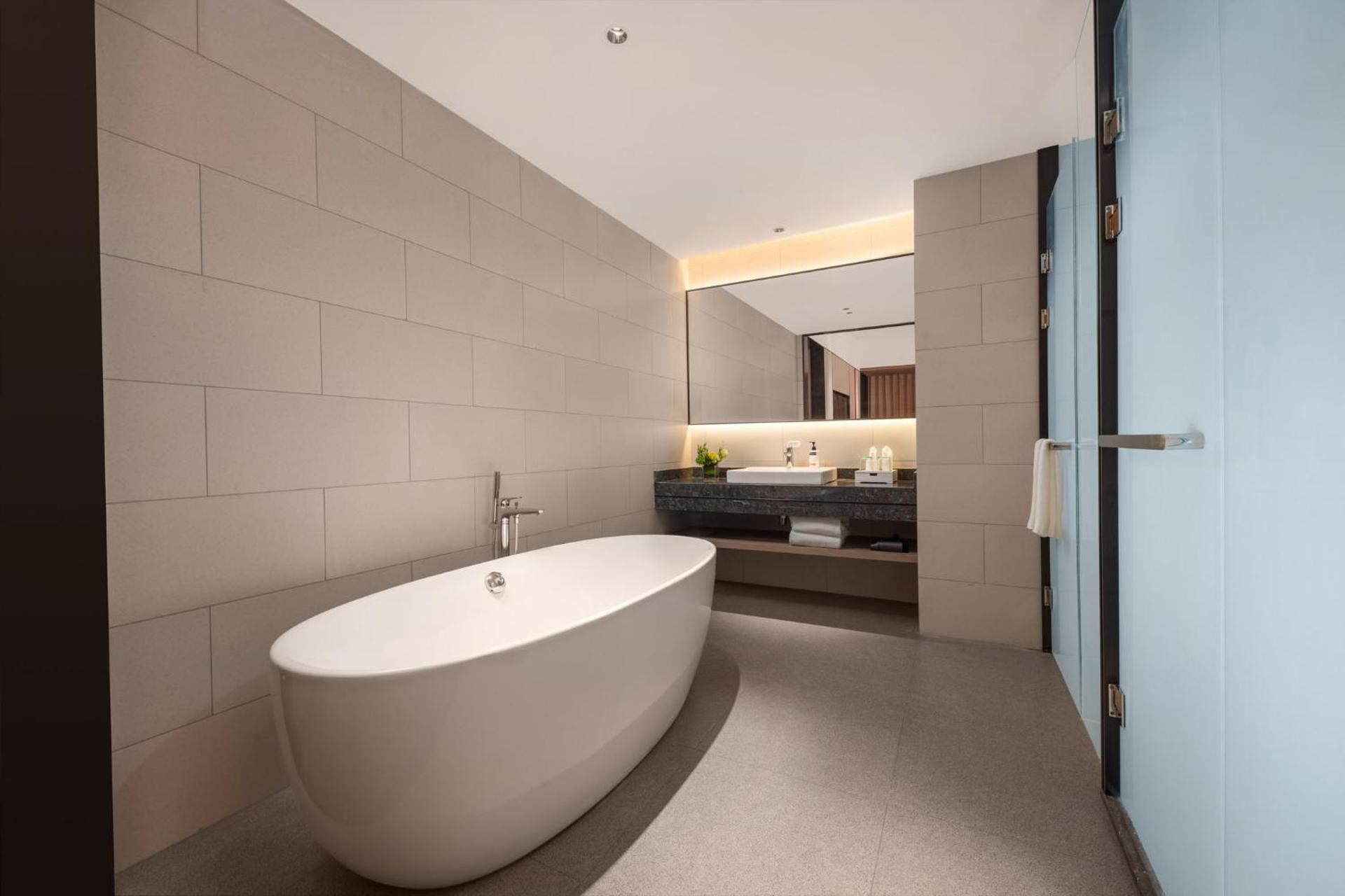 1 King Bed 1 Bdrm Suite With Bath