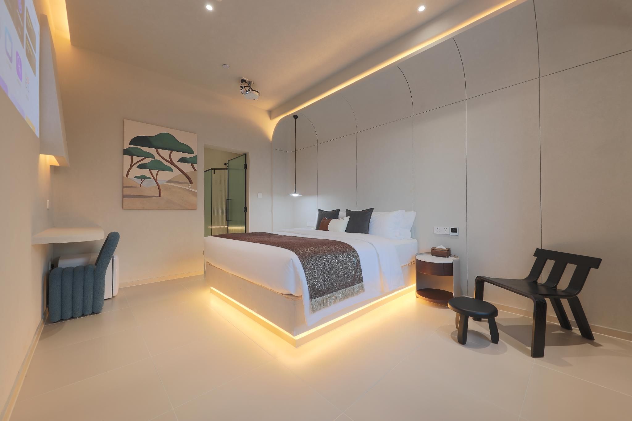 Warm Queen Room