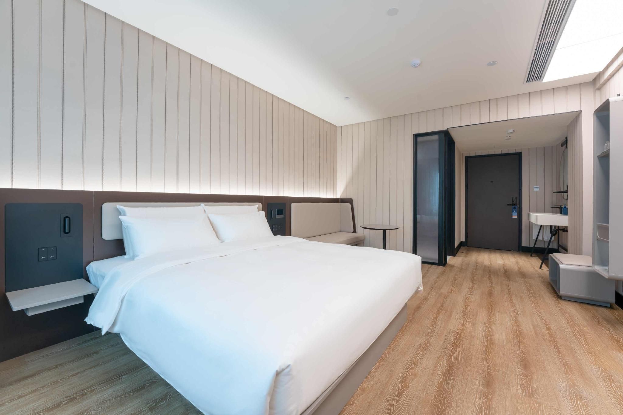 Huazhu - Deluxe Bed Room