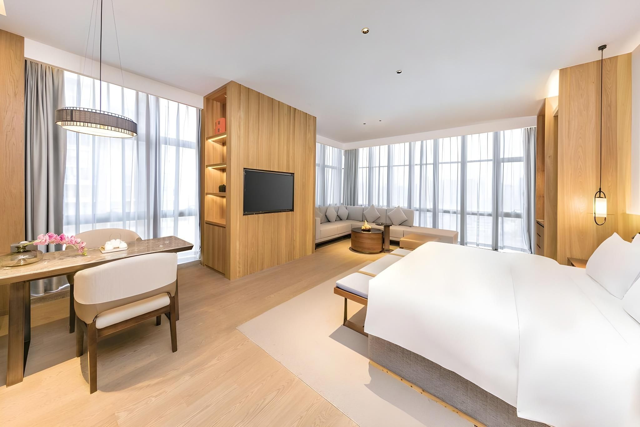 Deluxe Executive Queen Room