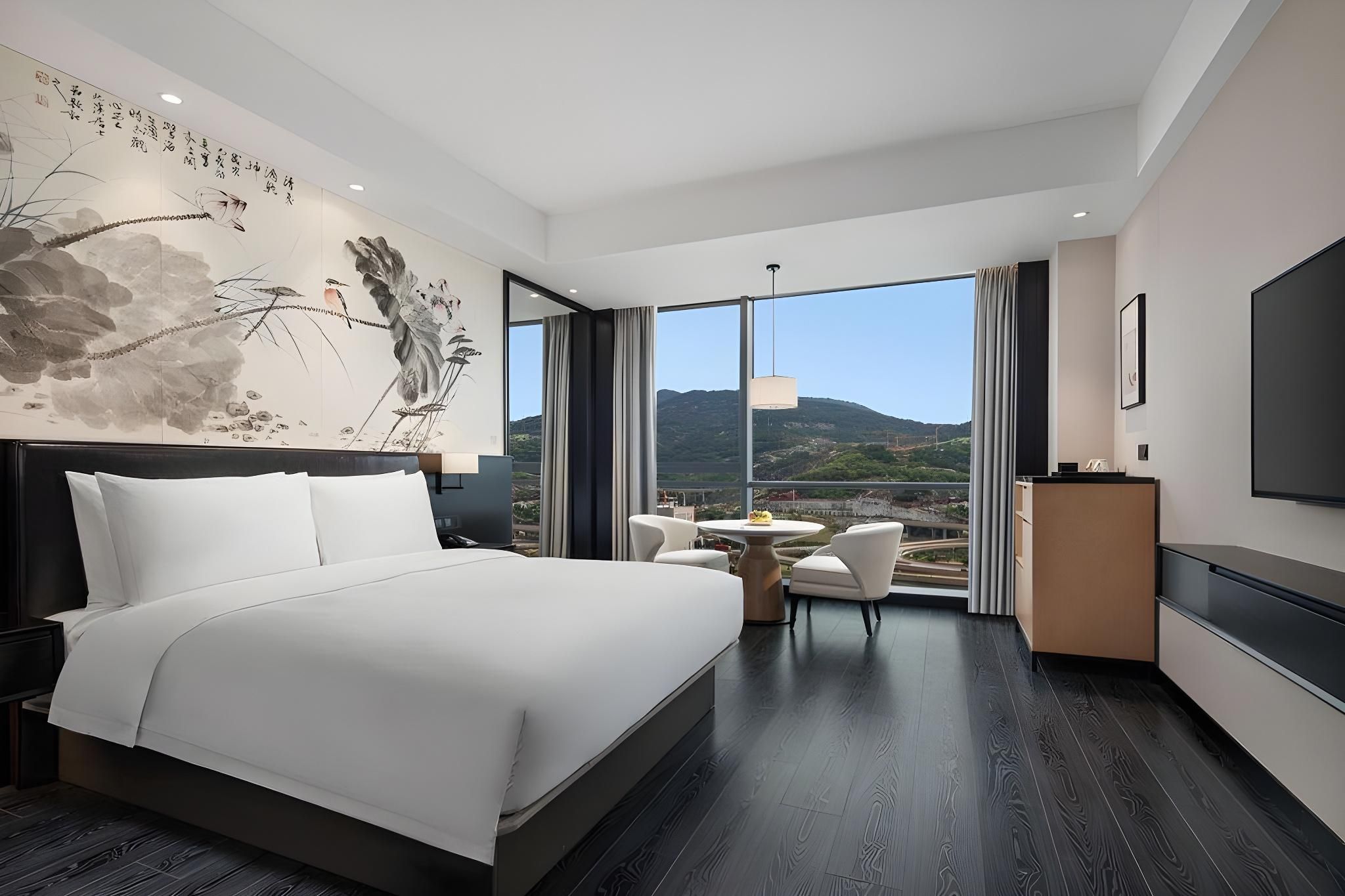 Deluxe Mountain View Room