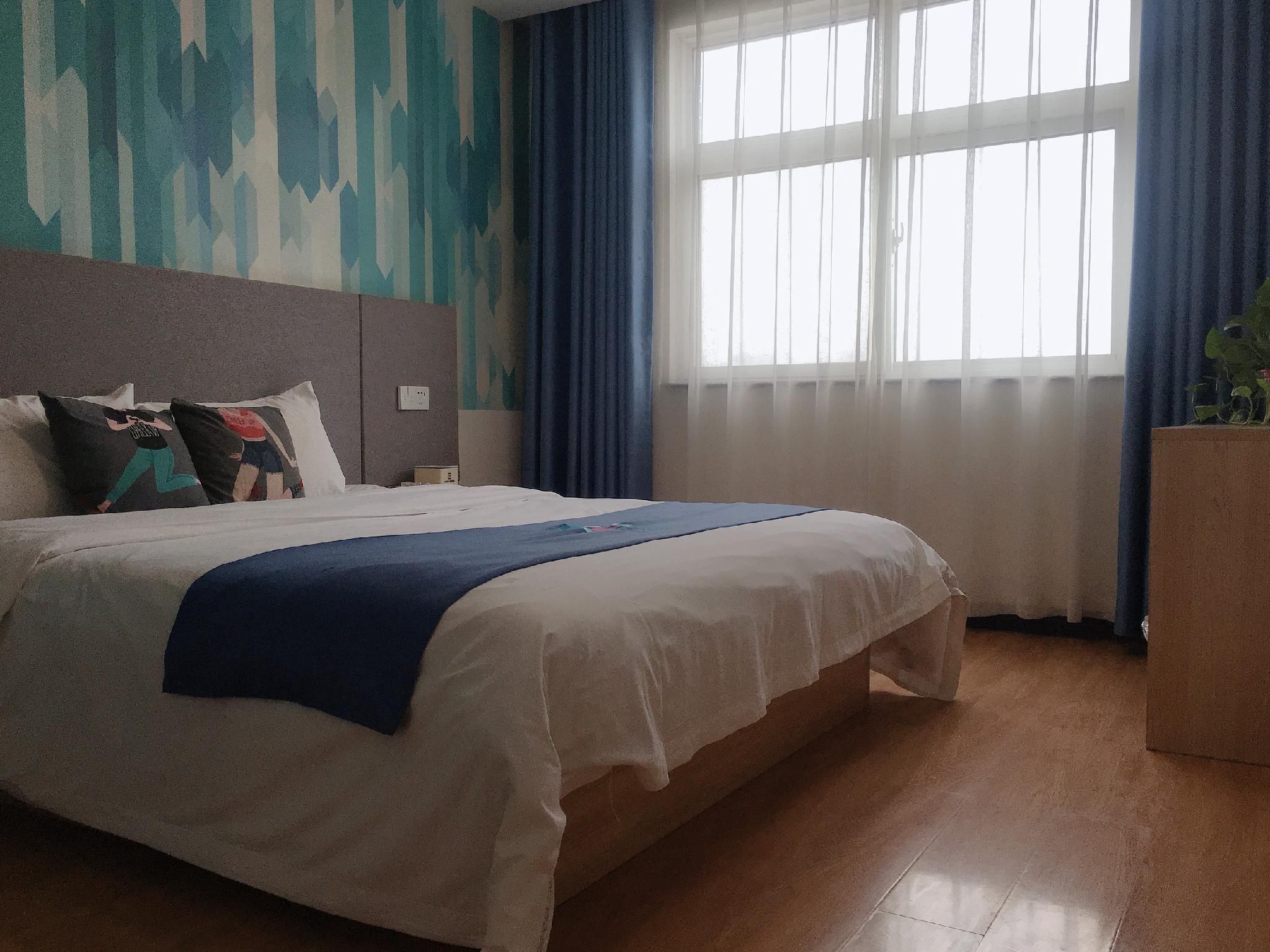 Business Queen Room