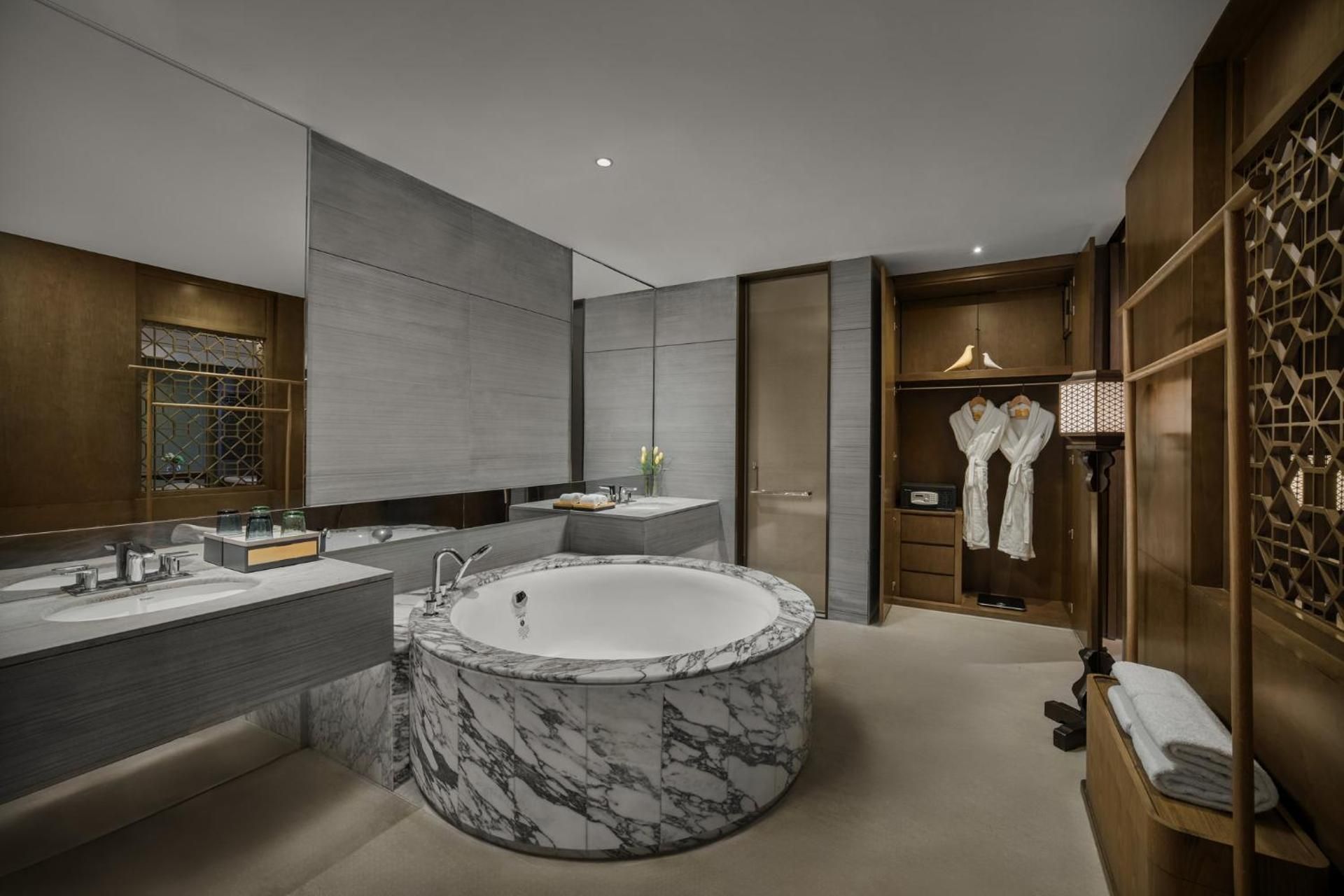1 King Premium Courtyard Access