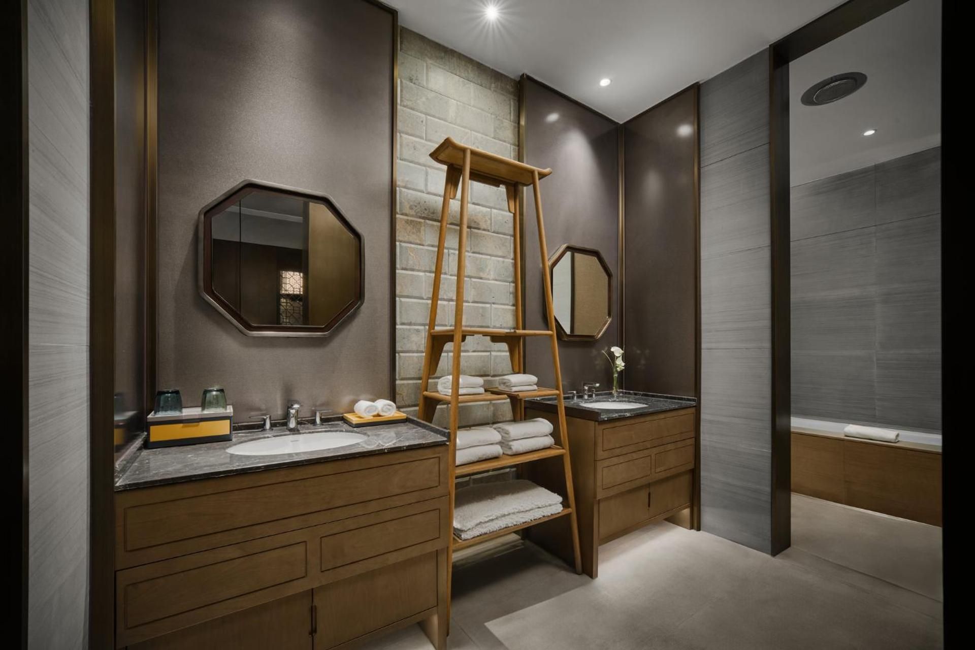 1 King Standard With Bath And Courtyard
