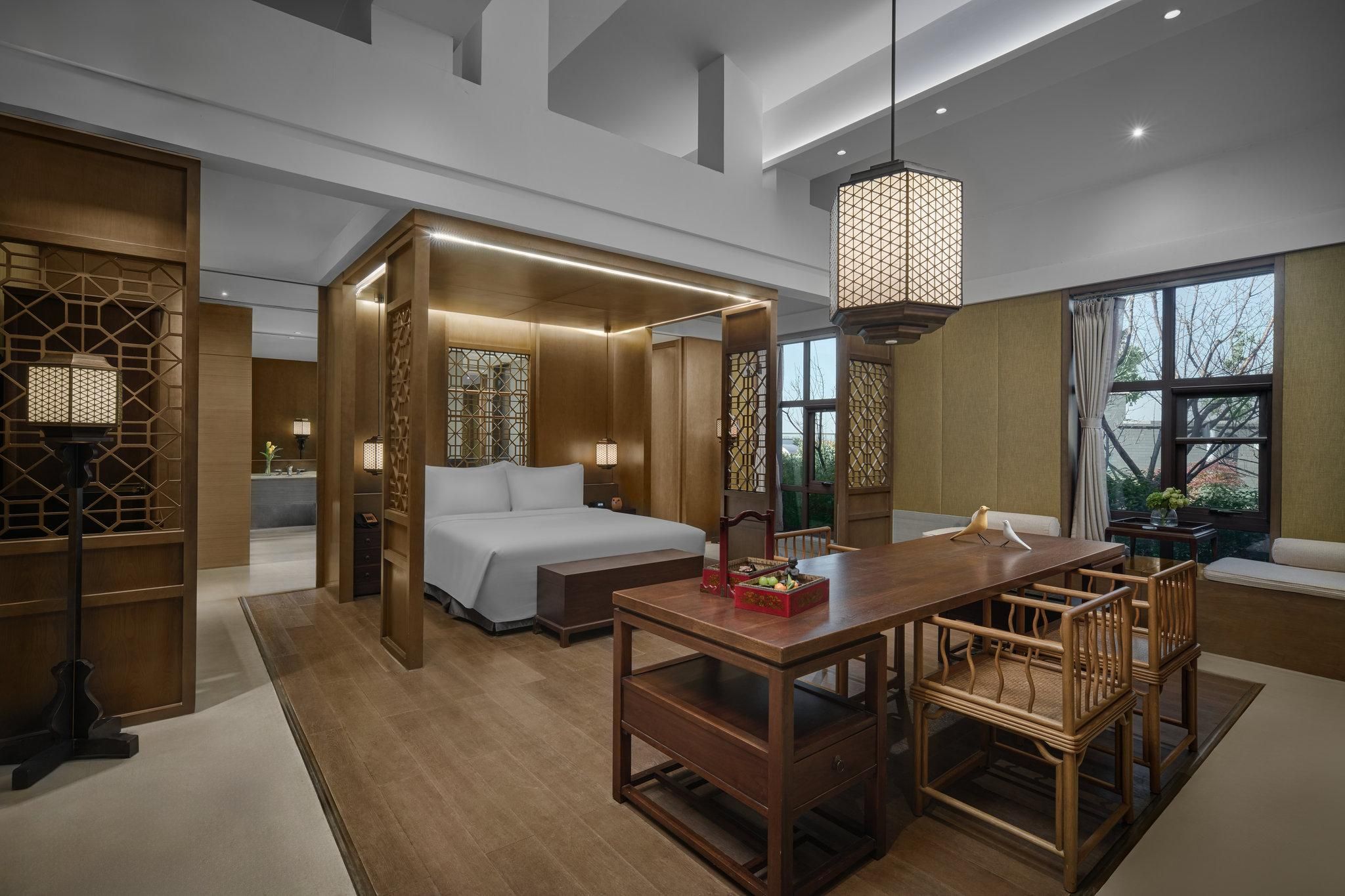 1 King Premium Courtyard Access
