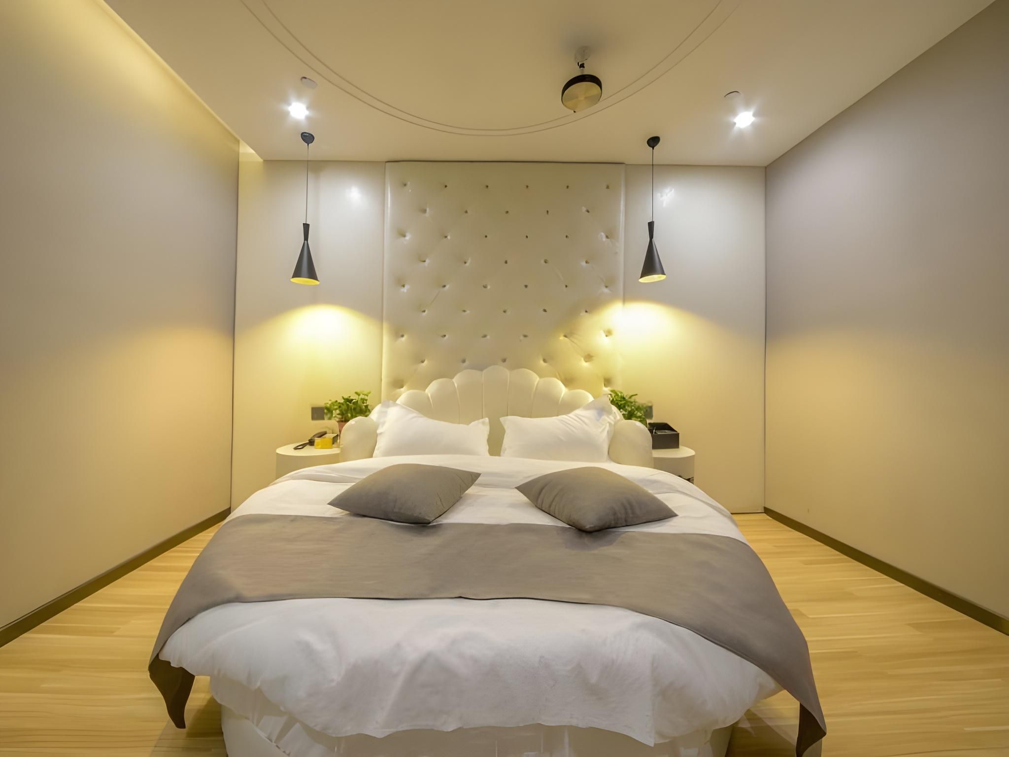 Feature Queen Room