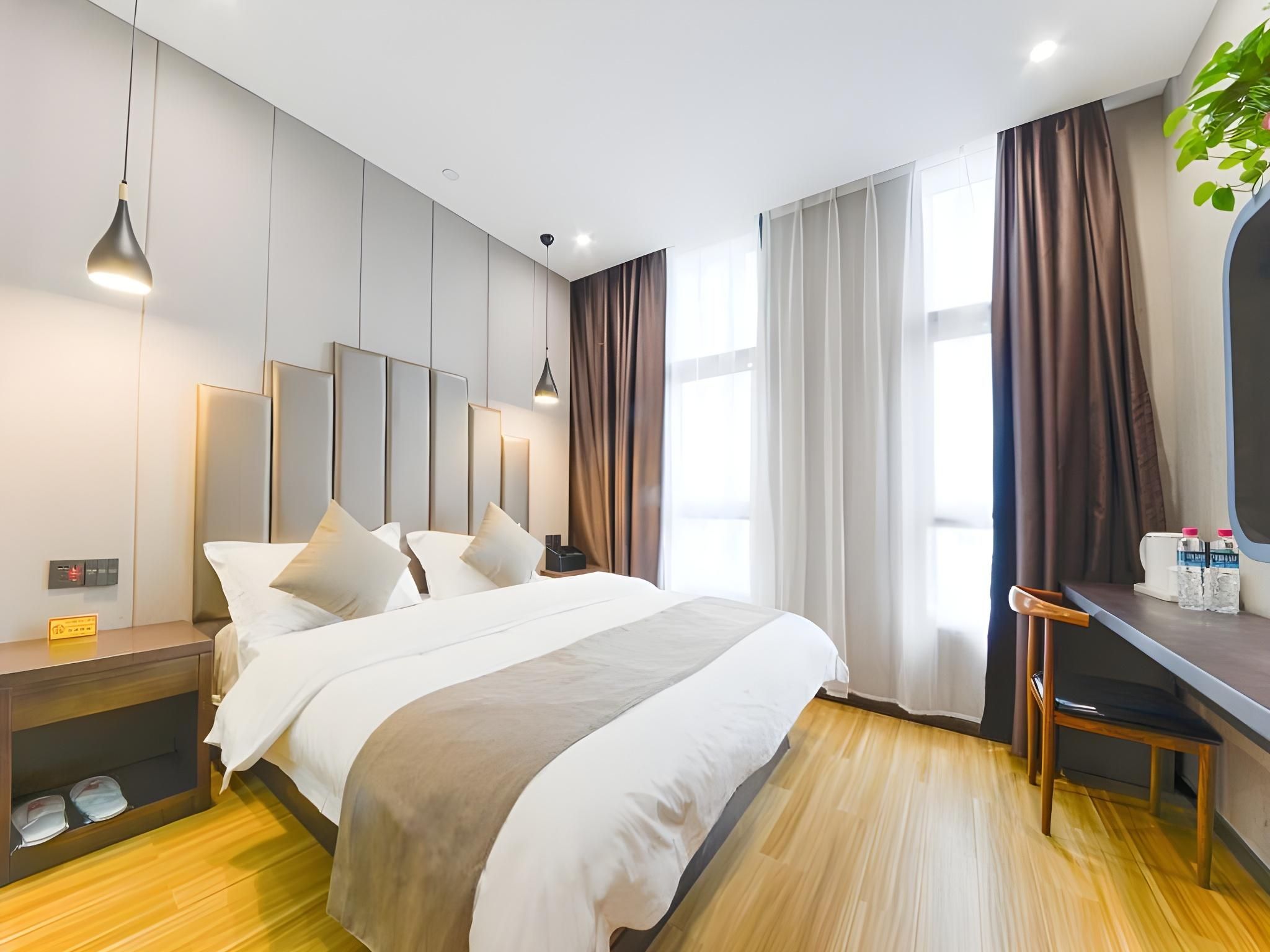 Business Queen Room