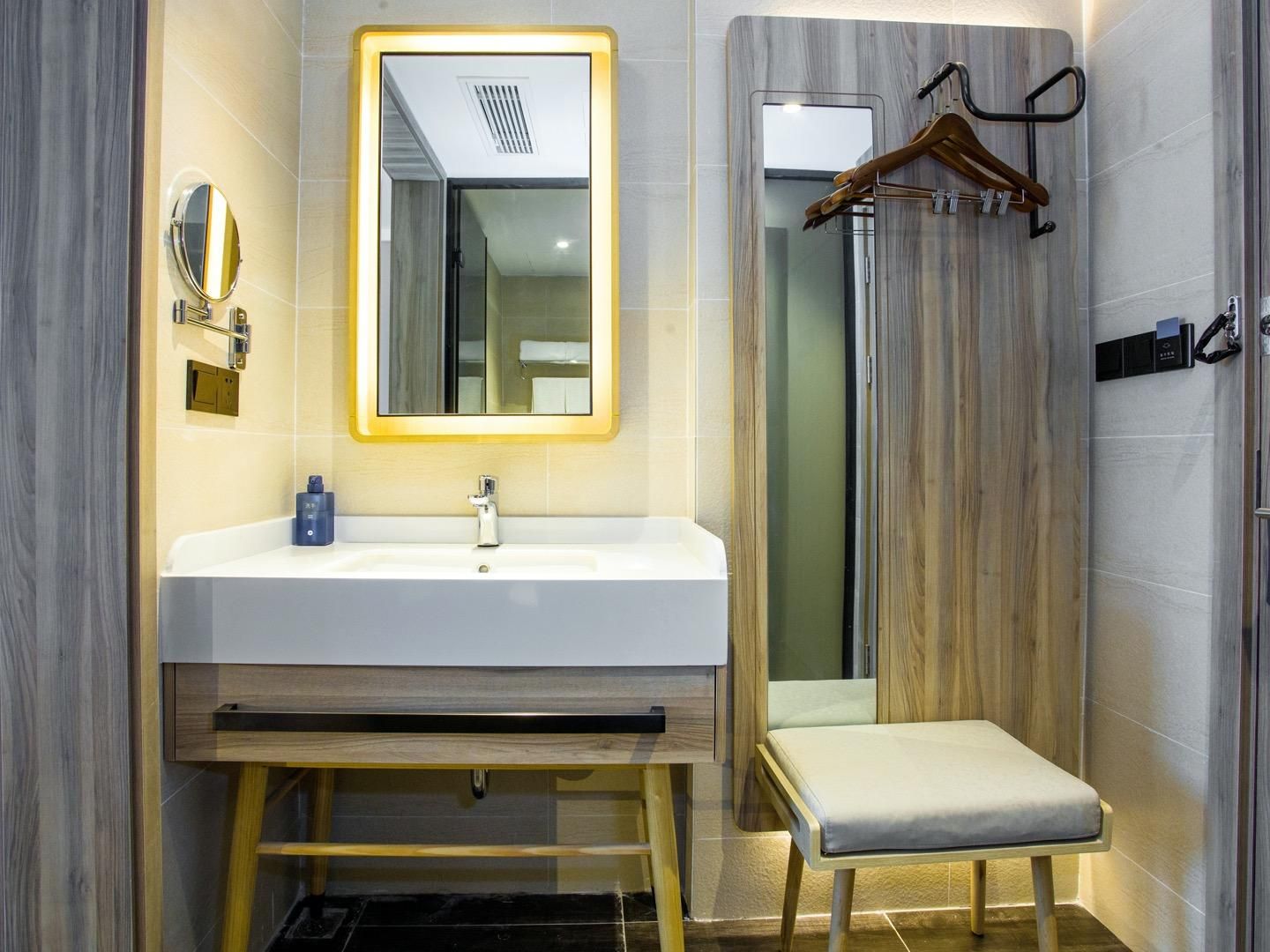 26853264_210813151900104943793