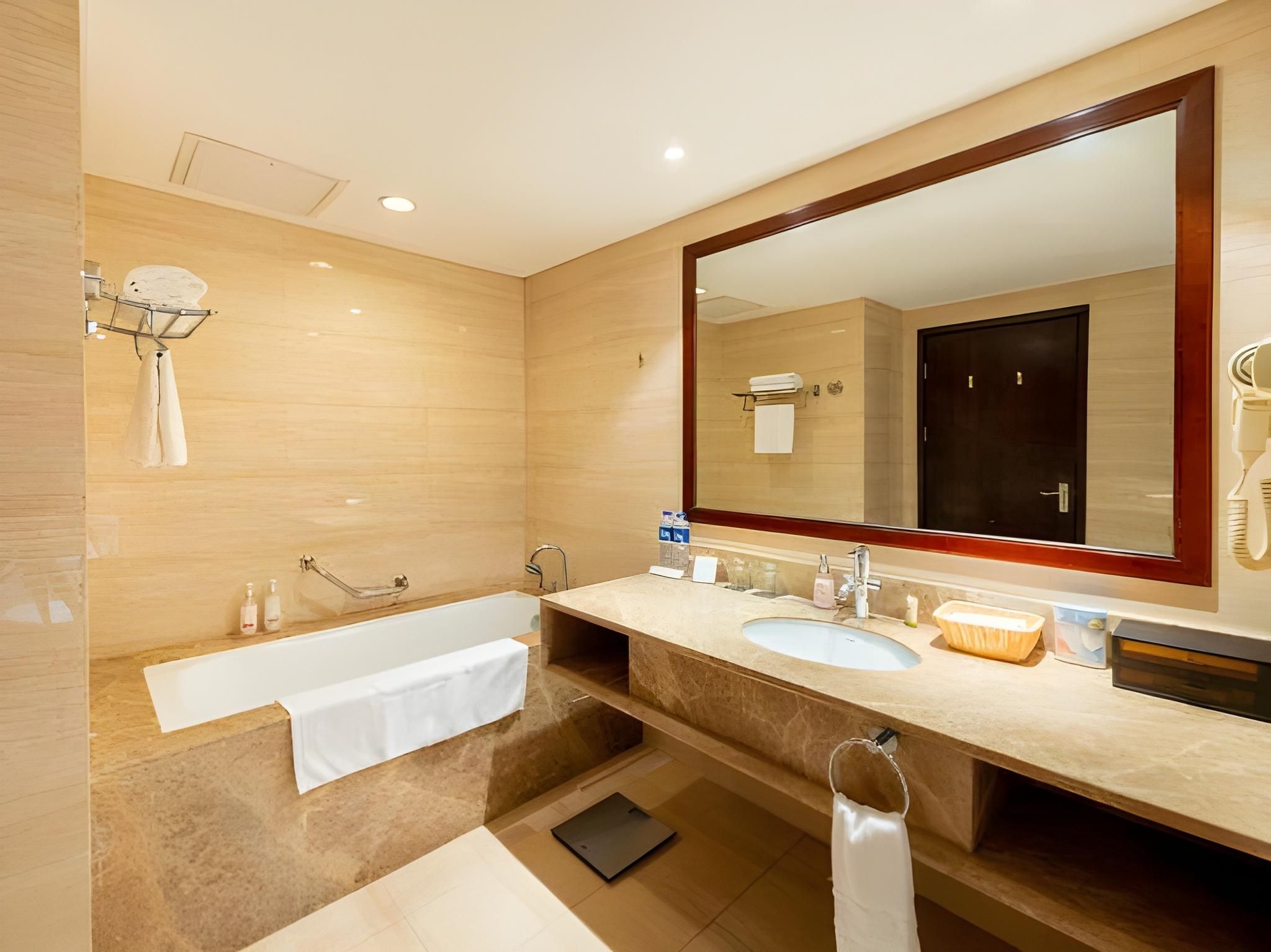 Business Queen Room