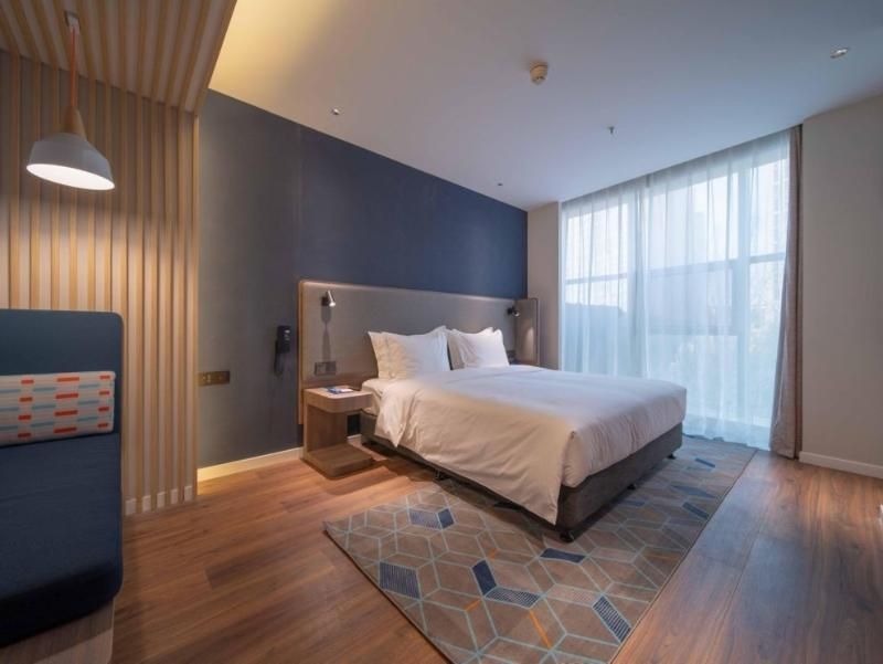 1 King Standard Up to 3 Guests