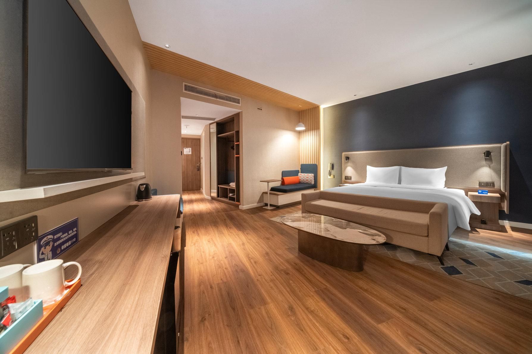 1 King Standard Extra Floor Space