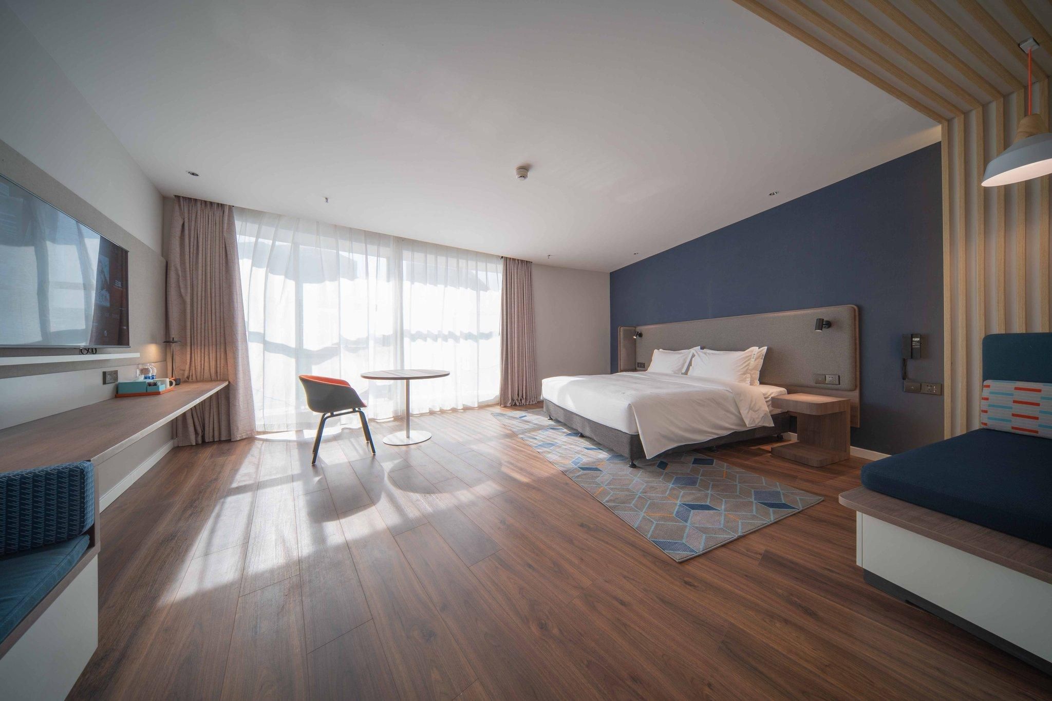 1 King Standard Extra Floor Space