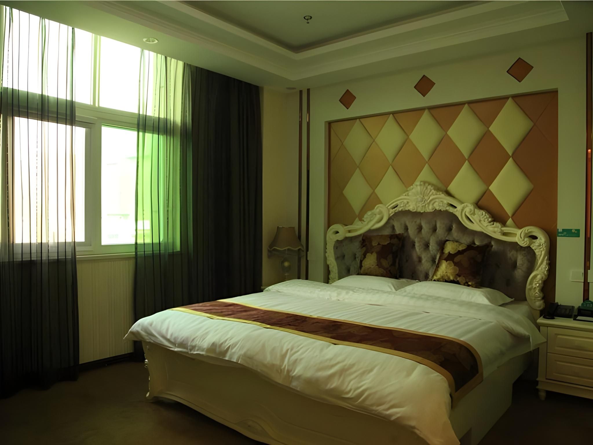 Business Queen Room