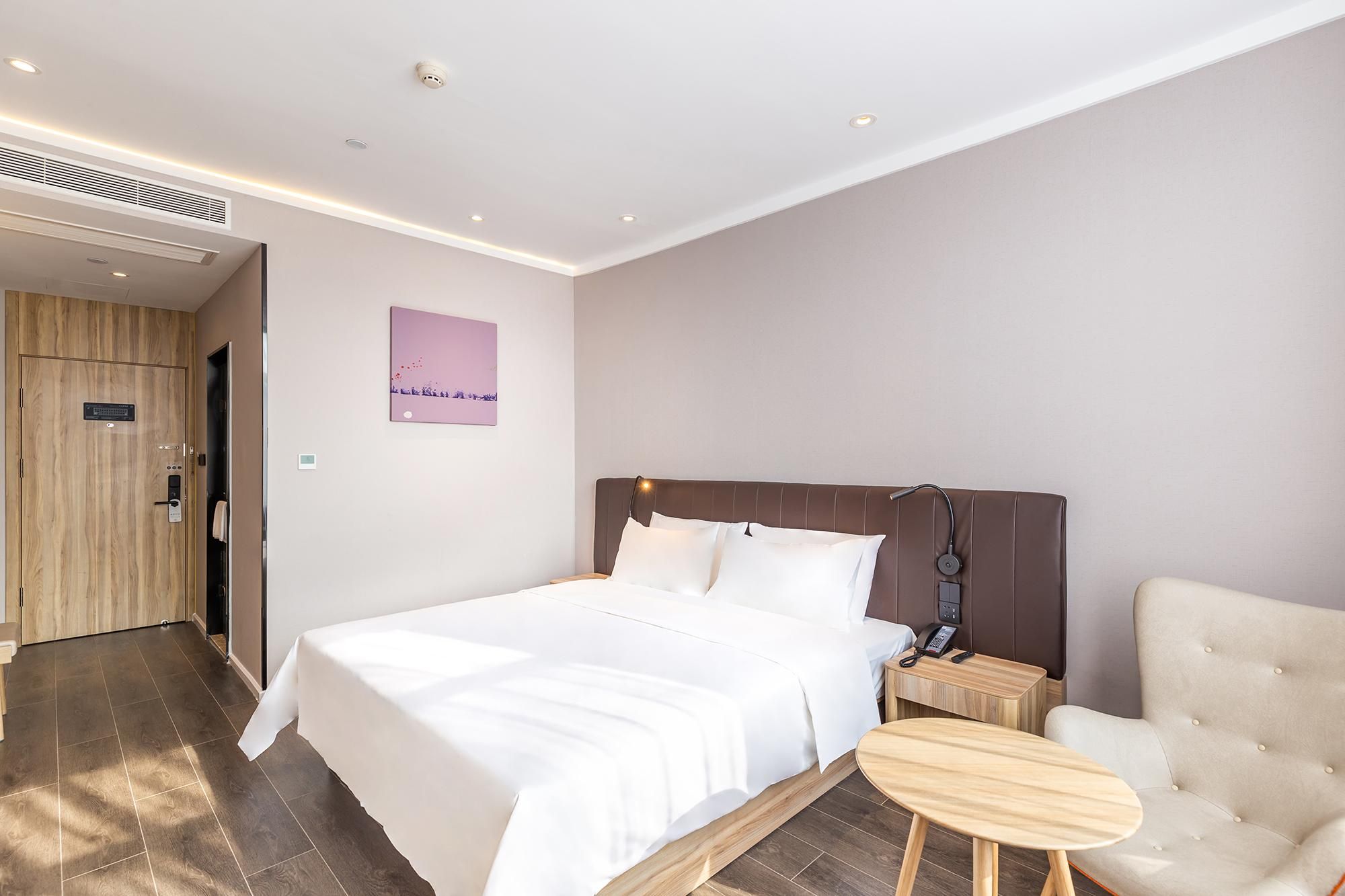 Huazhu - Deluxe Bed Room