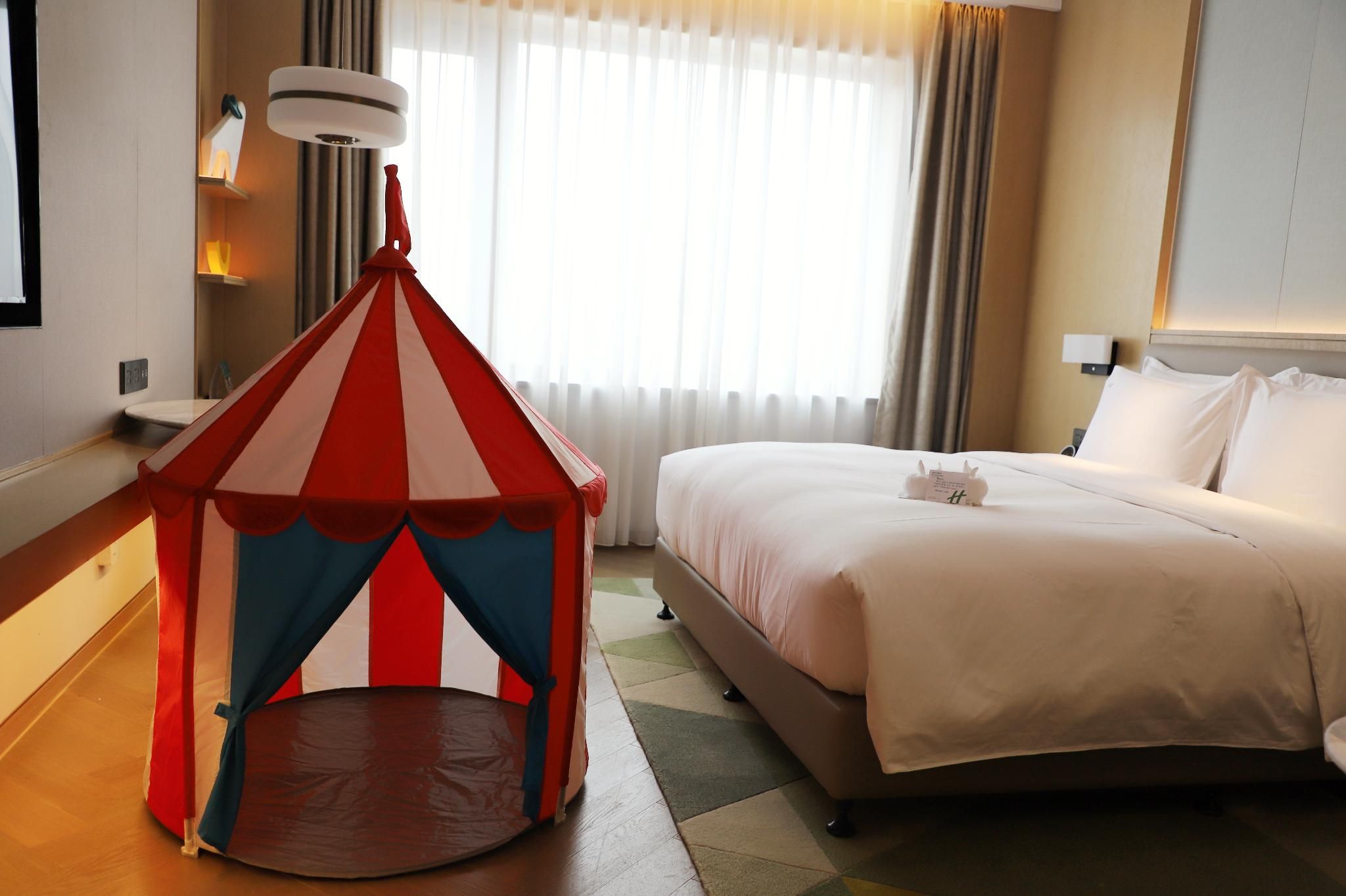 1 King Bed Standard Kids Theme
