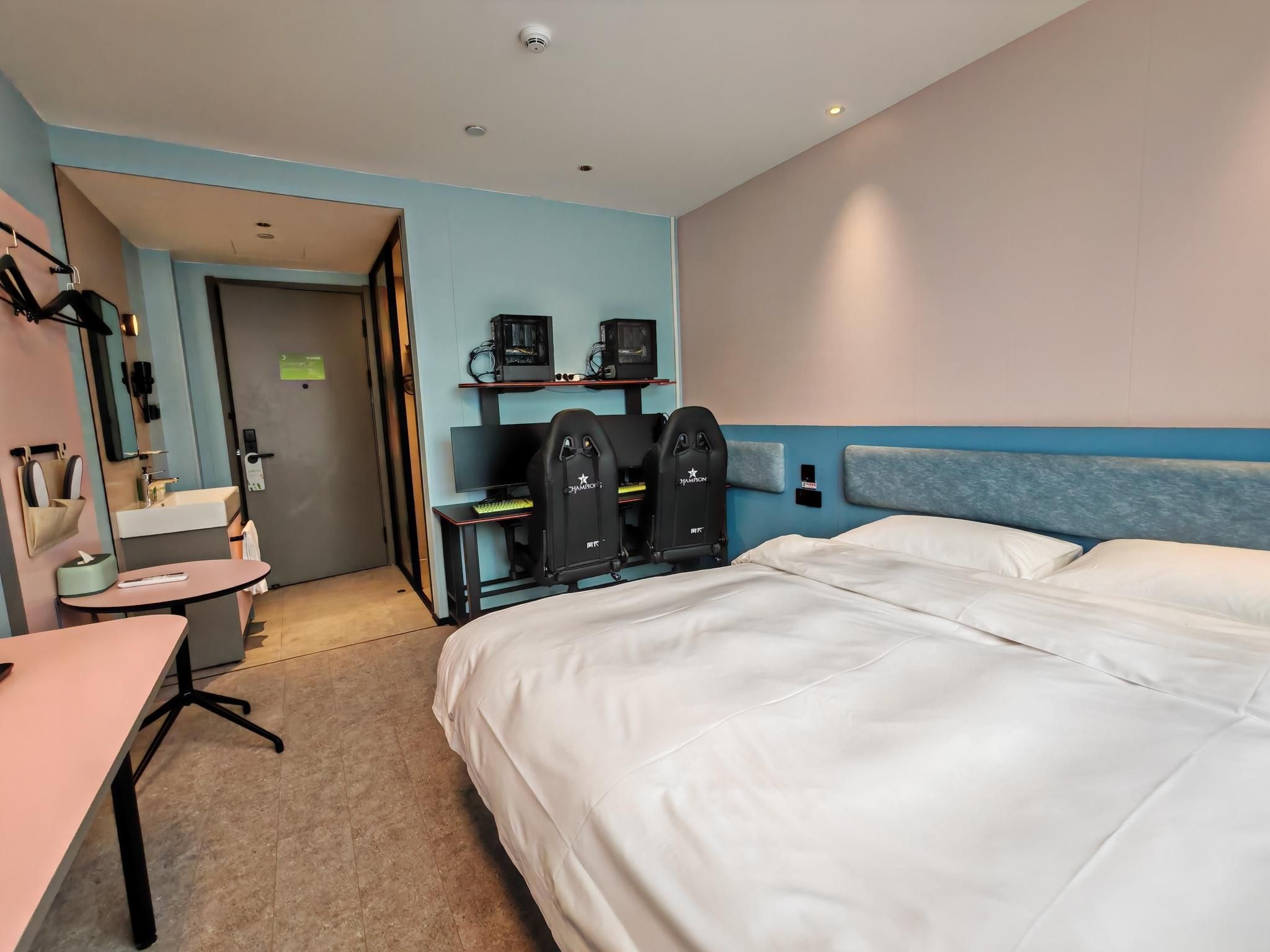 4060 Comfort Queen Room