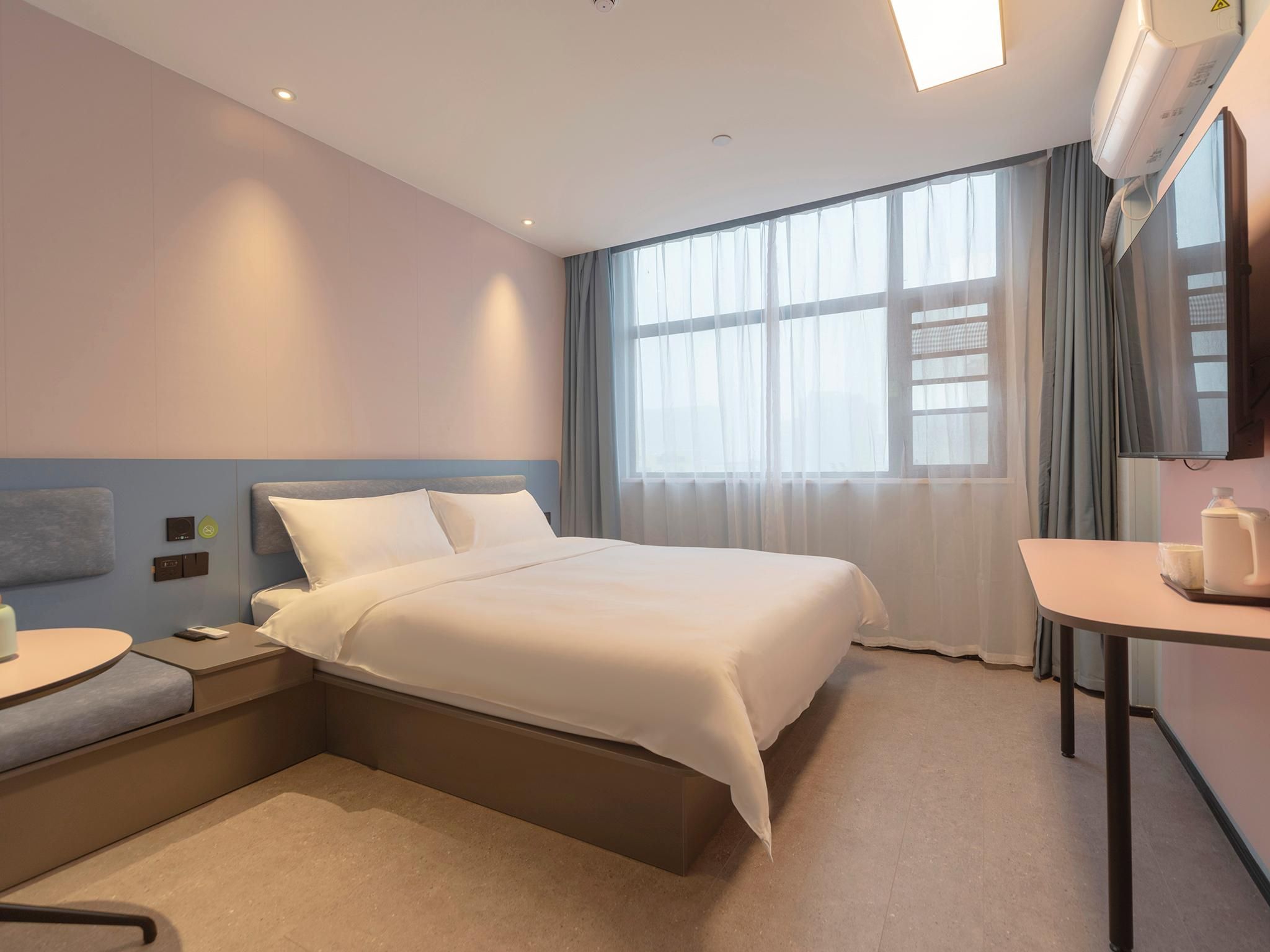 Feature Queen Room