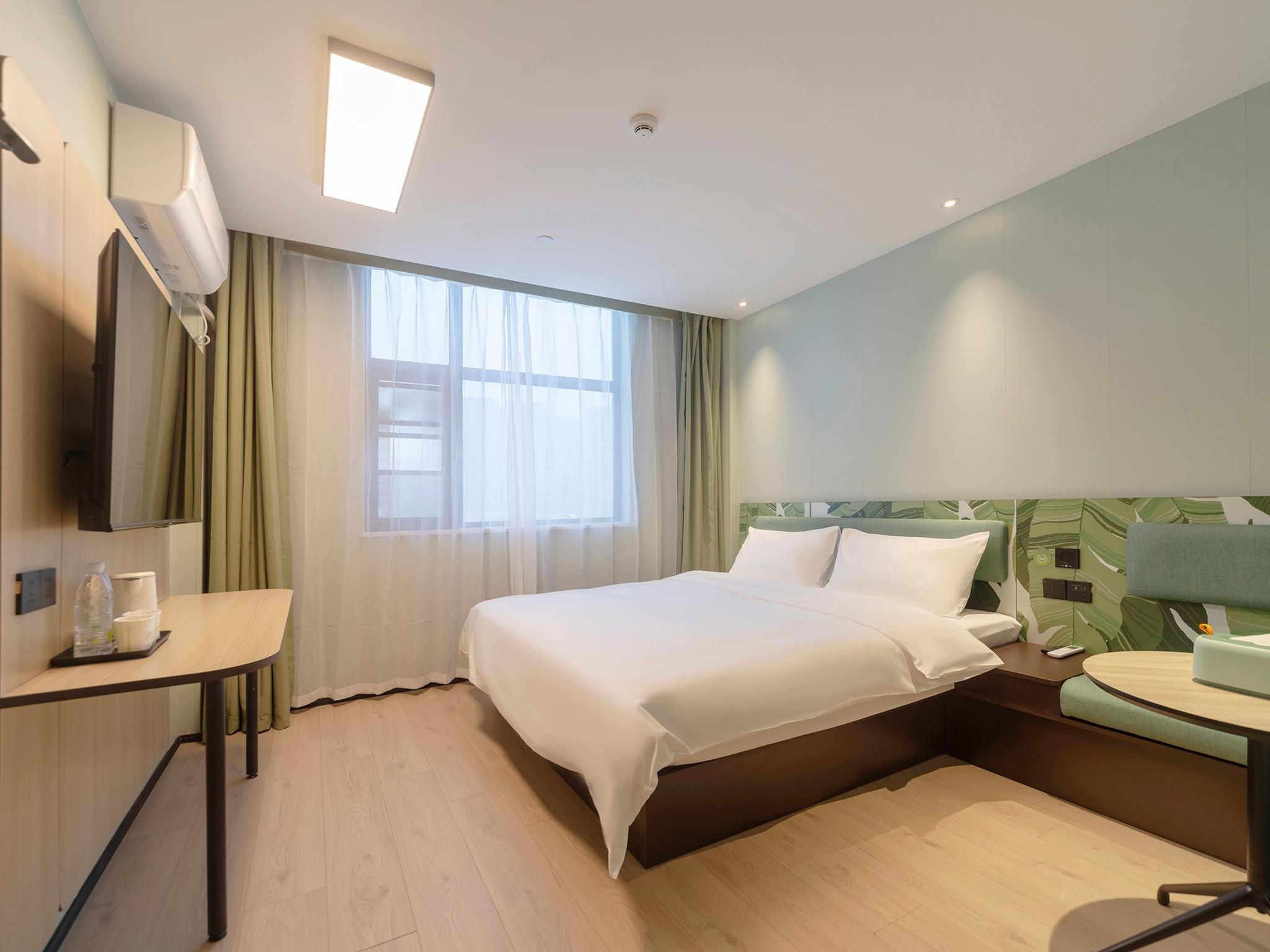 Comfortable Queen Room