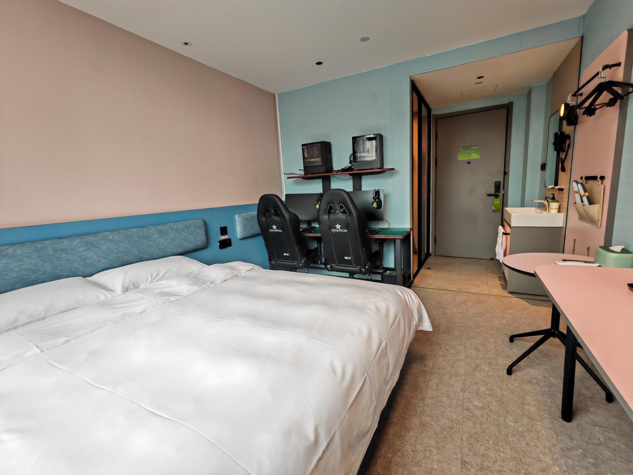 4060 Comfort Queen Room