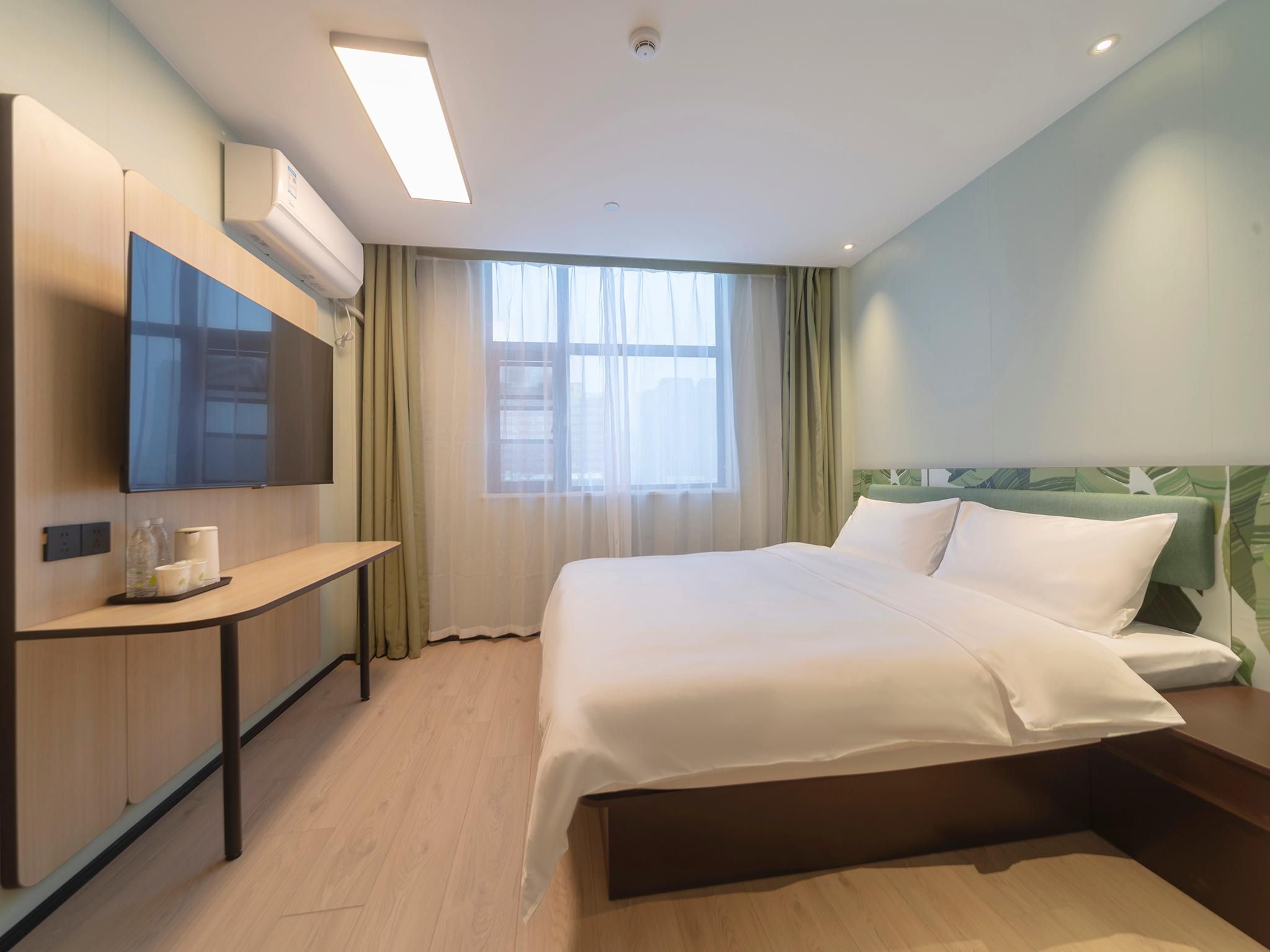 Comfortable Queen Room