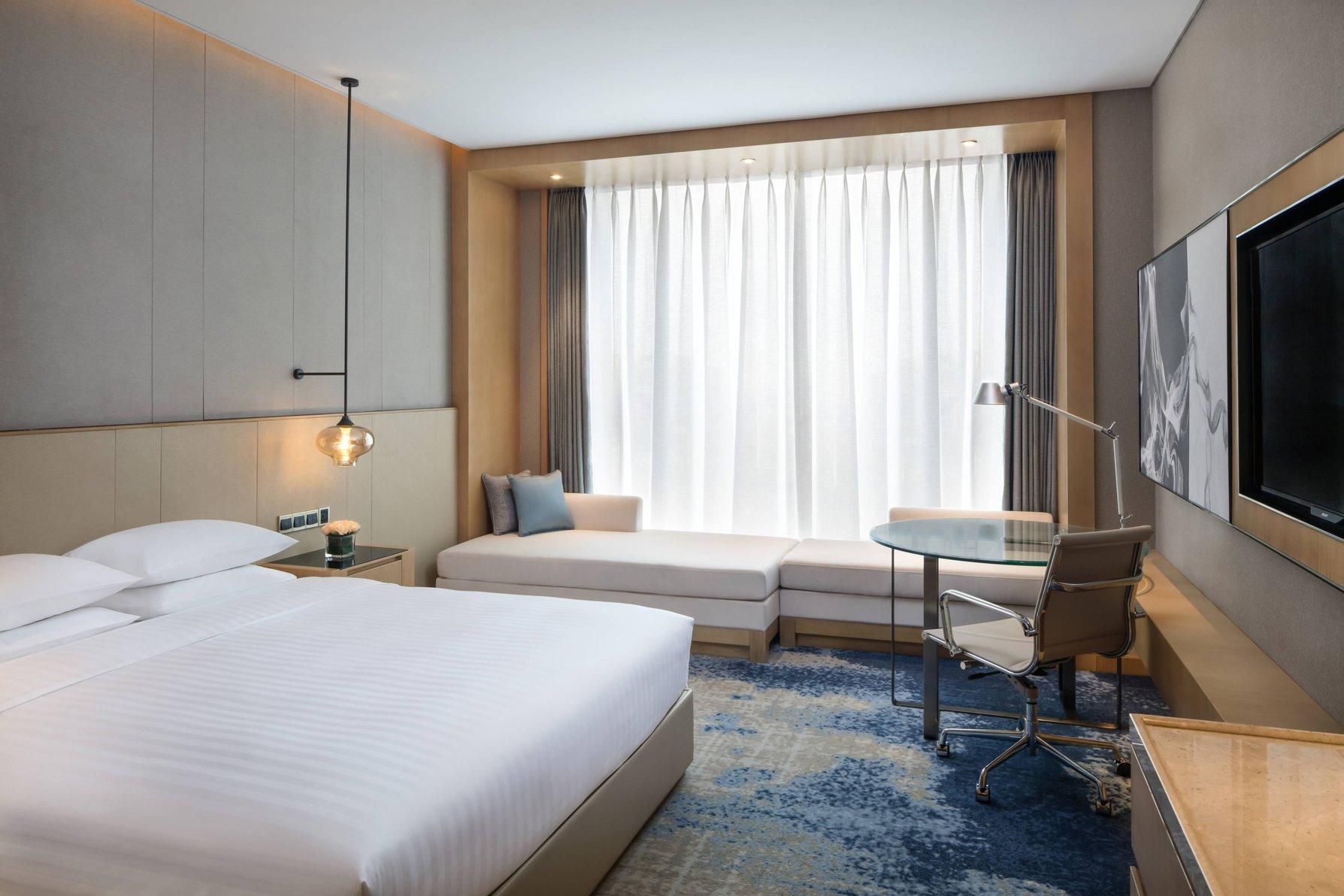 Executive lounge access, Guest room, 1 King, Sofa bed