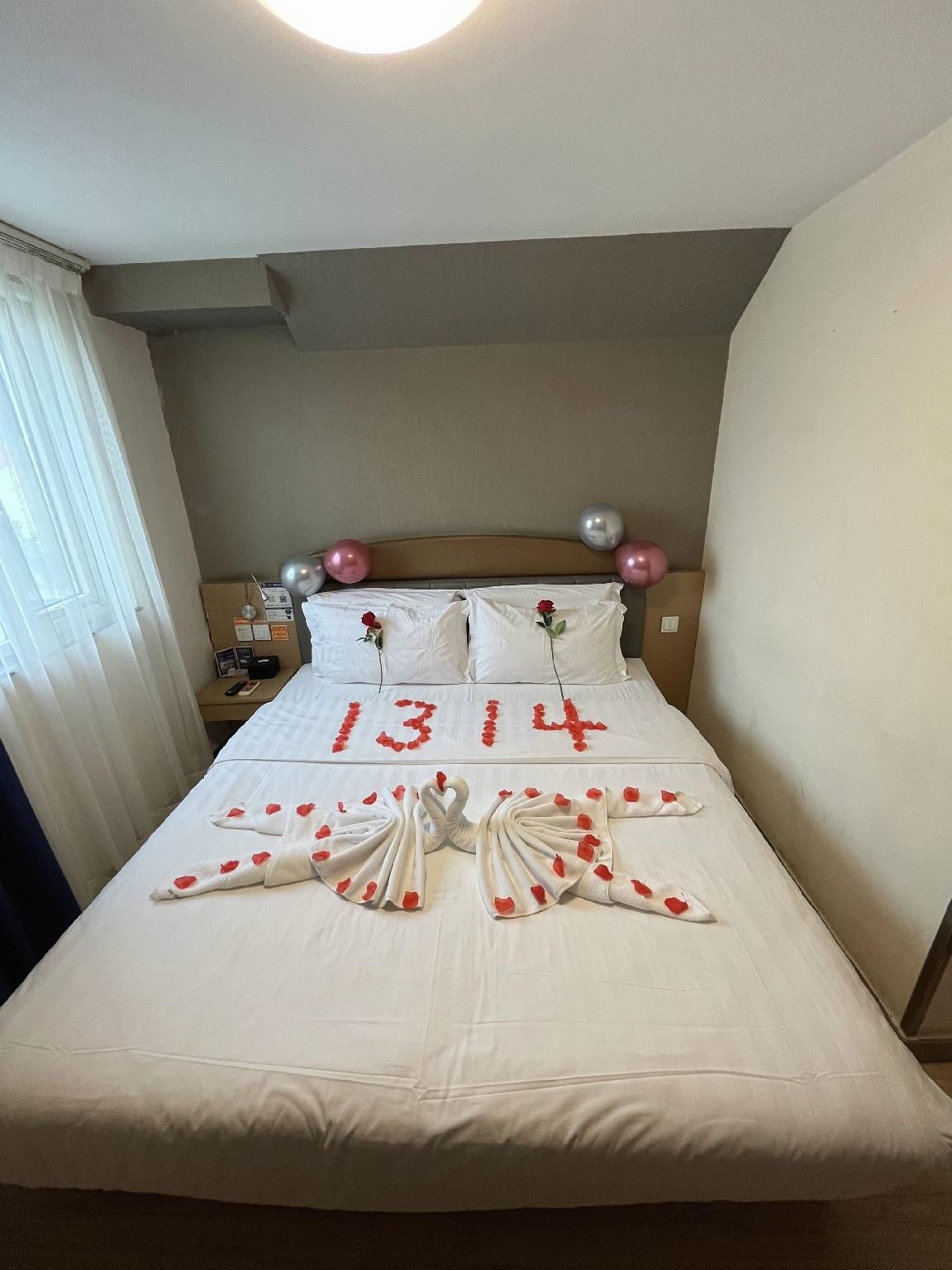 WH - Holiday Theme Room