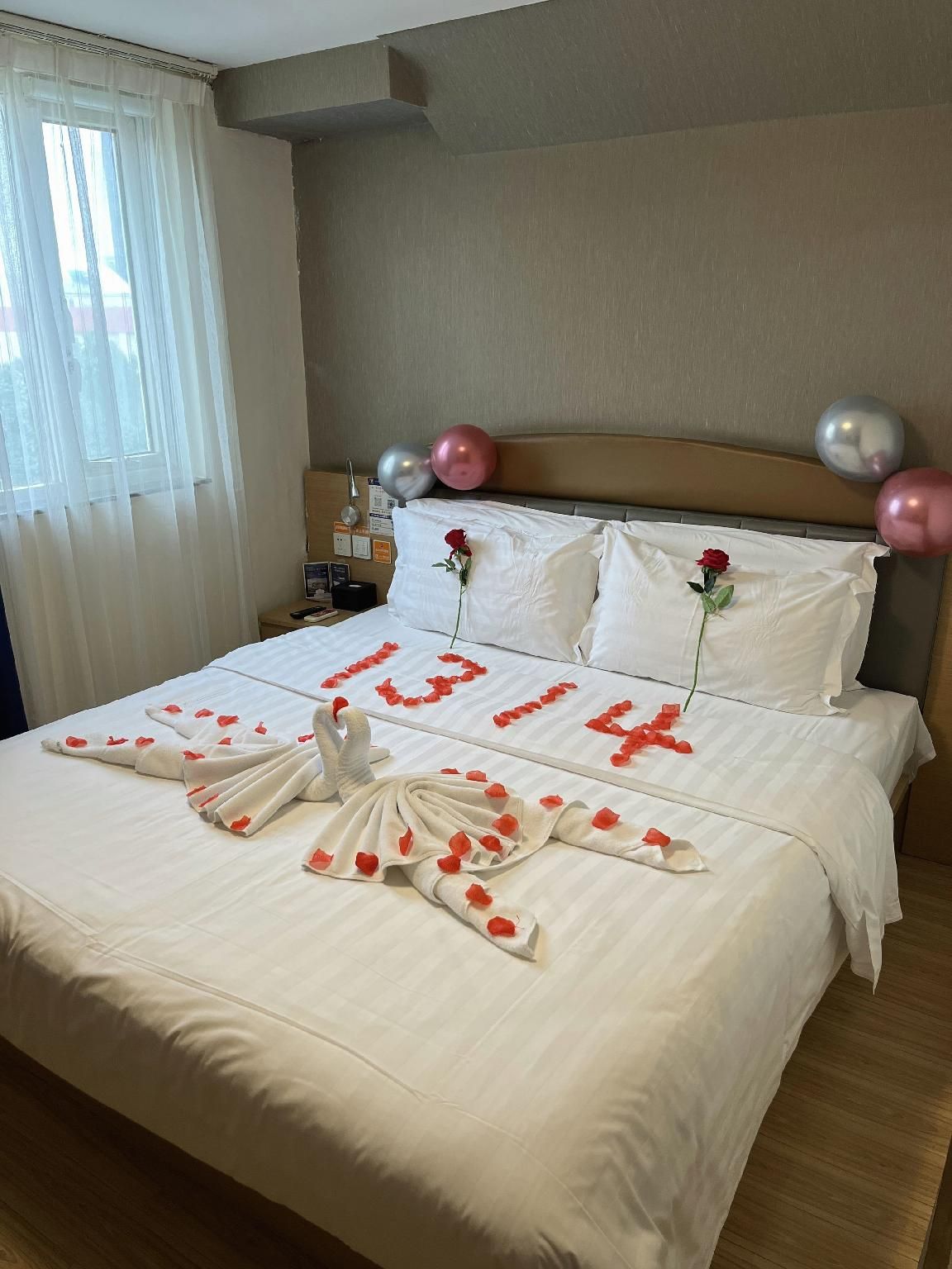 WH - Holiday Theme Room