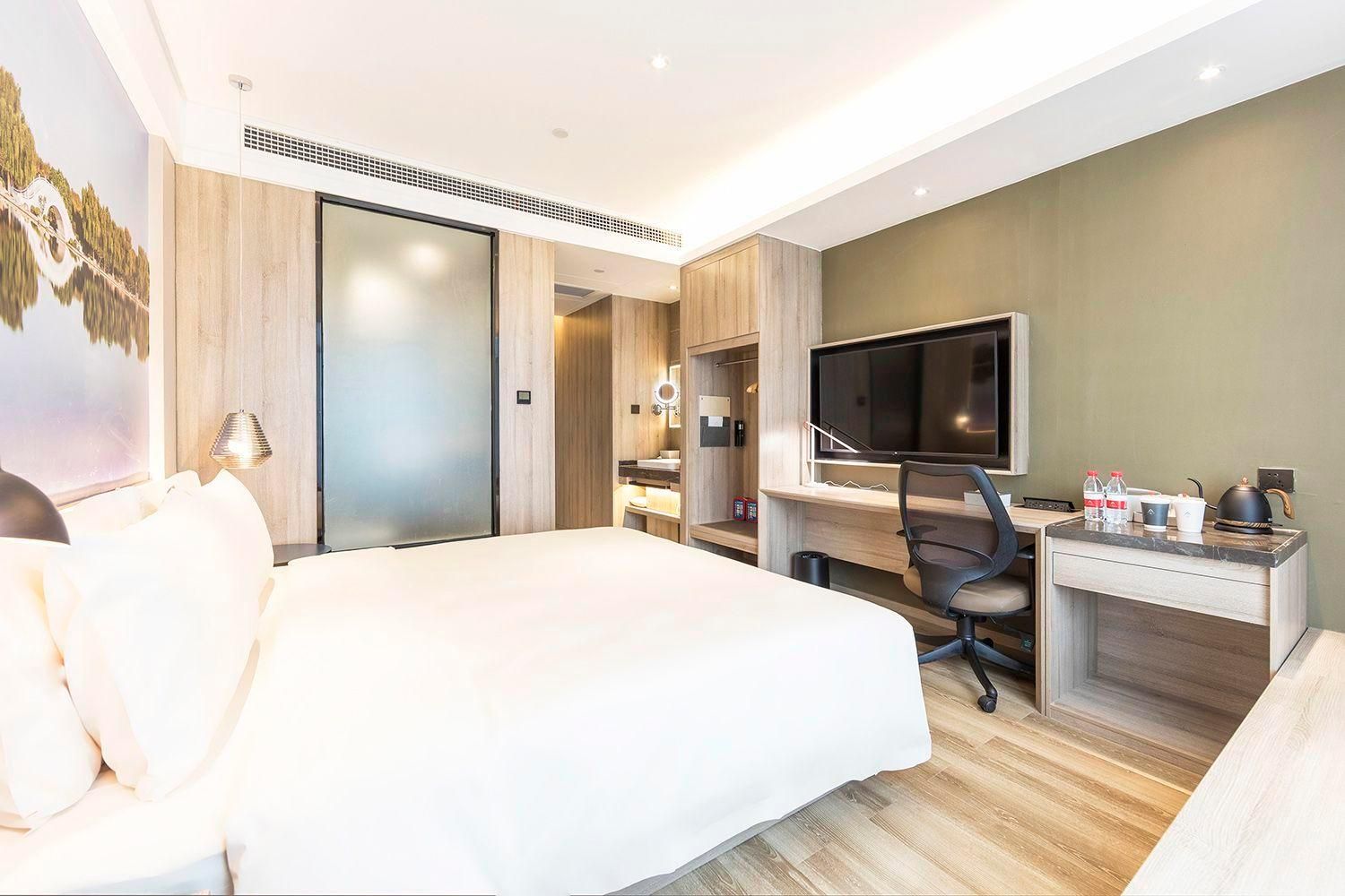 Superior Queen Room with View