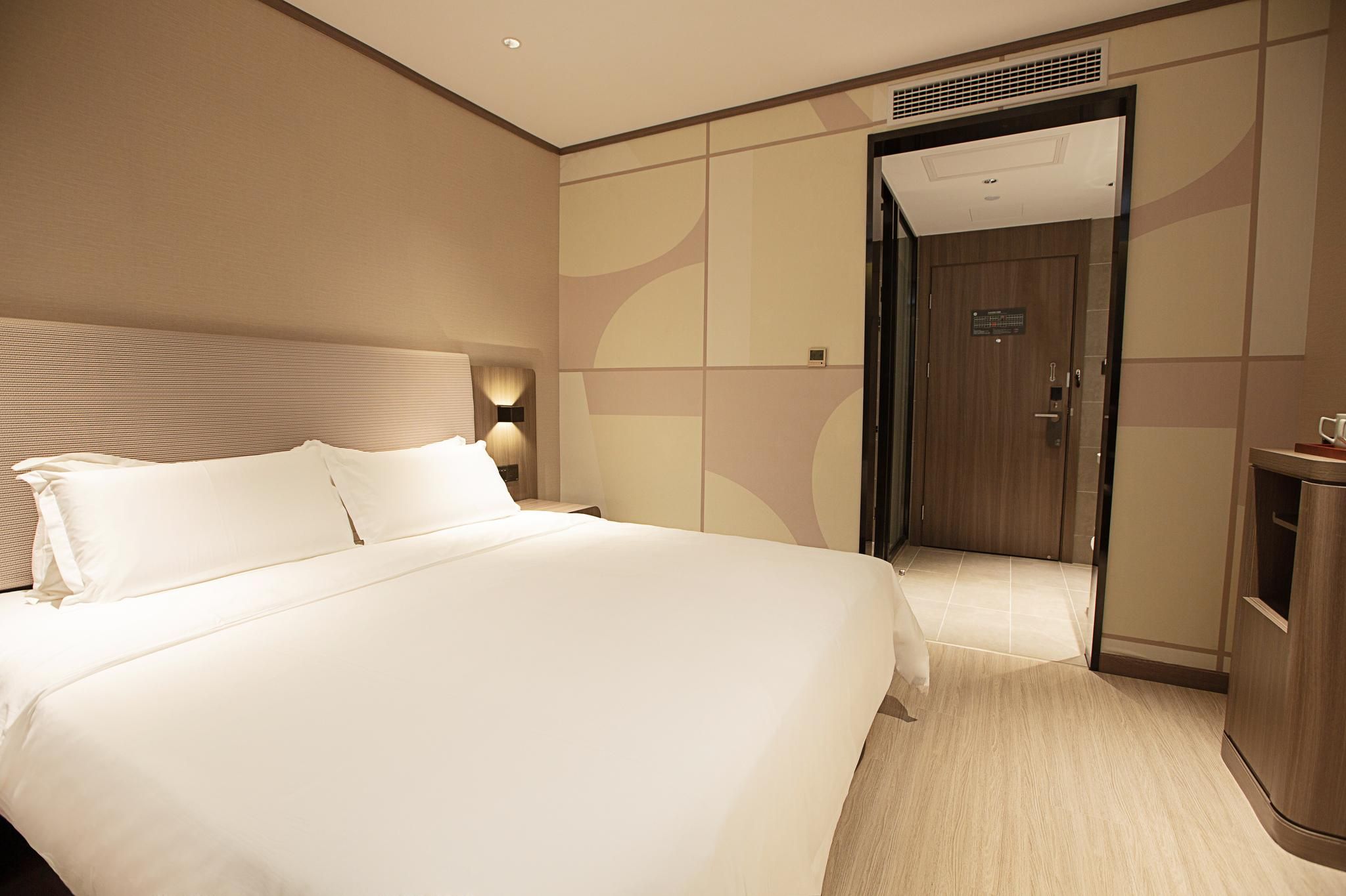 Queen Superior Room