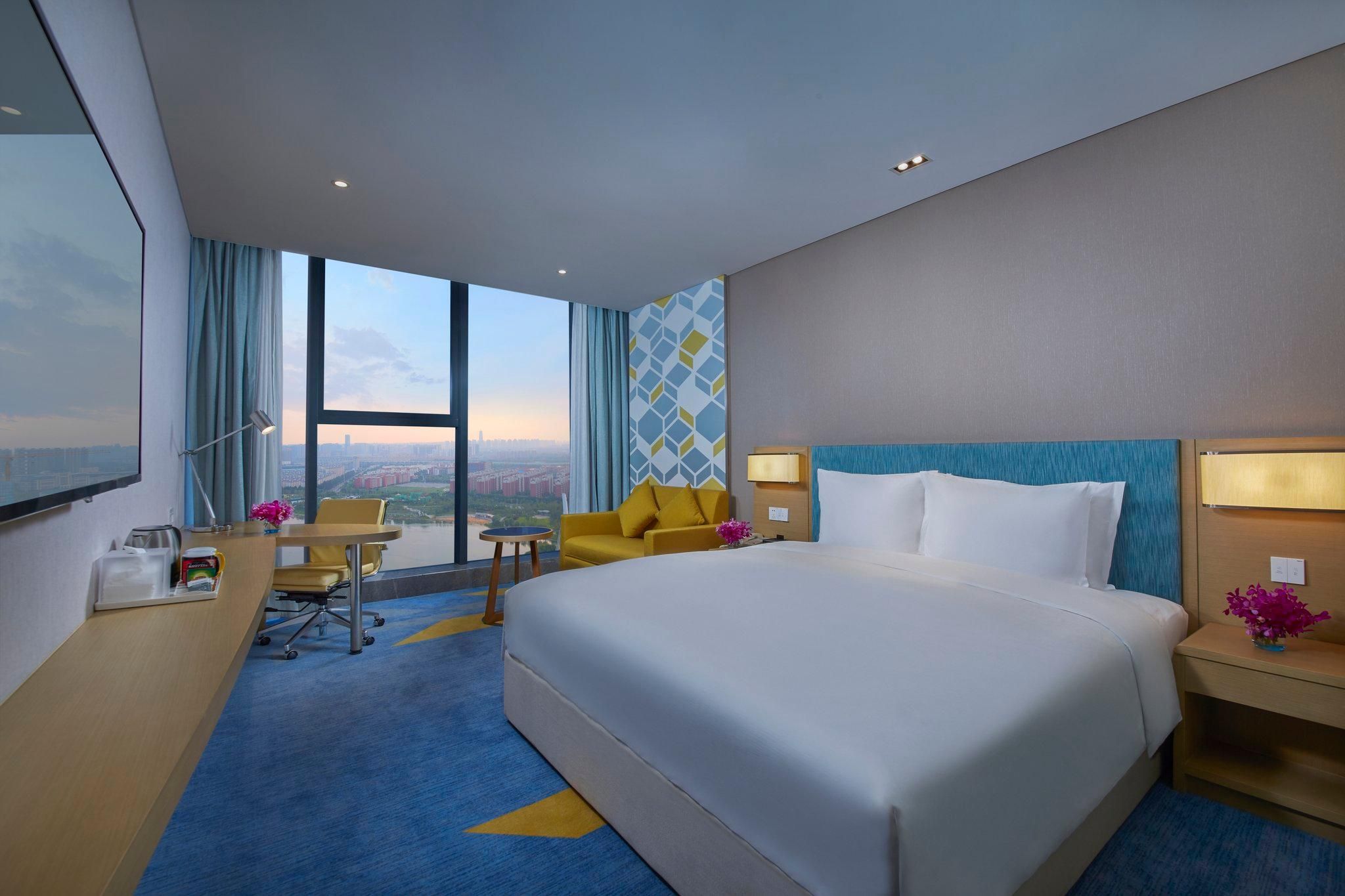 1 King Bed Standard City View