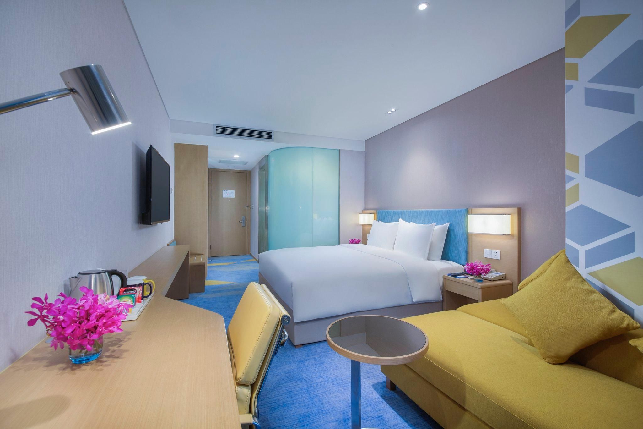 1 King Bed Standard Accessible