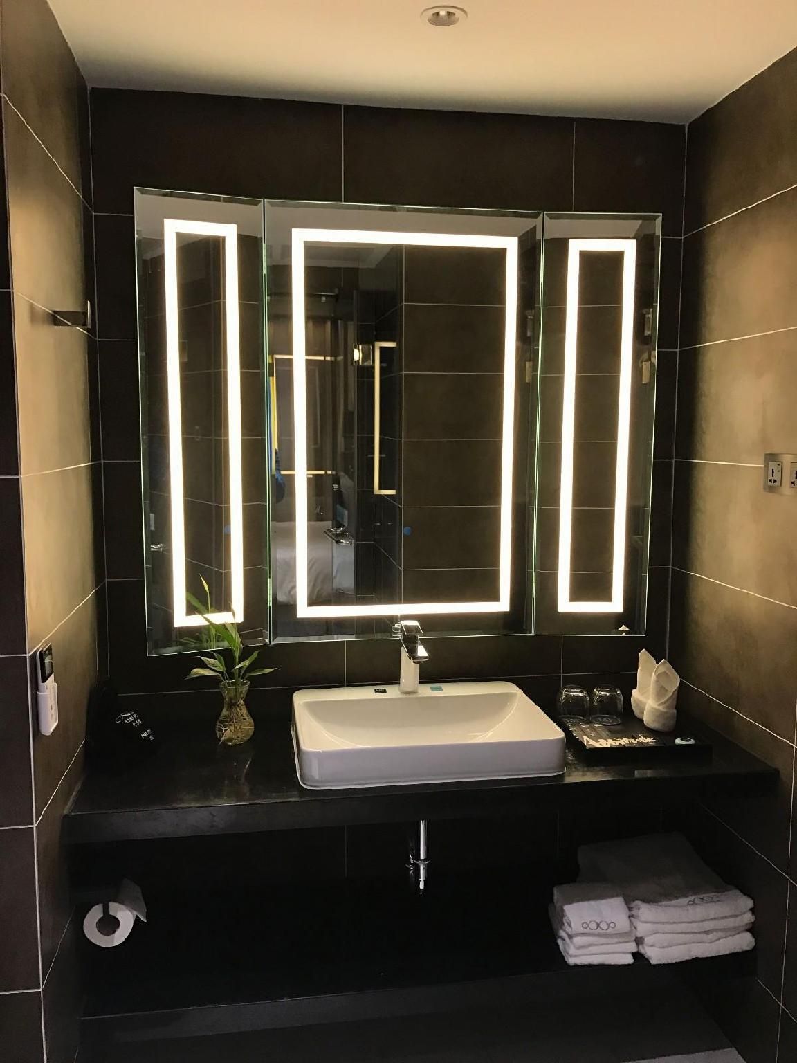 Deluxe Queen Room B