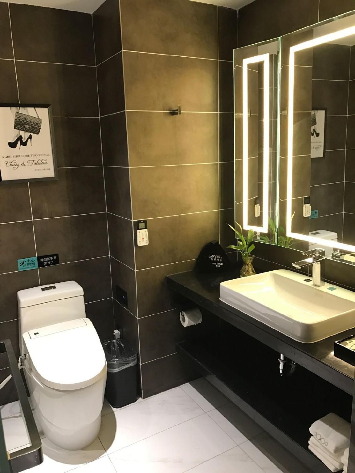 Deluxe Queen Room B