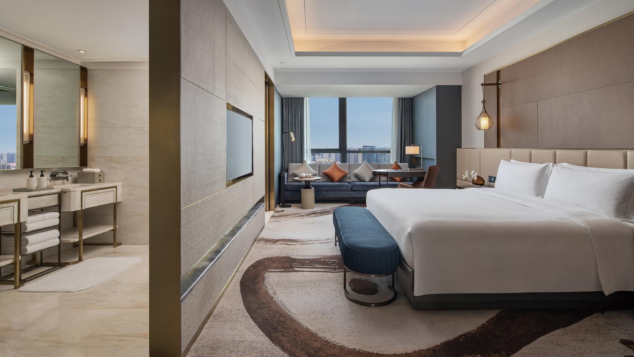 1 King Premium Club Lounge Access