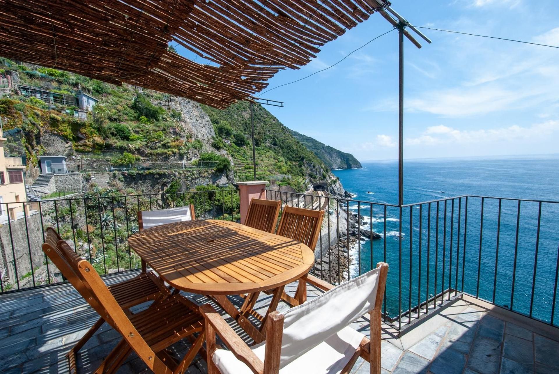 Three-Bedroom Apartment with Sea View Piazza Castello 14
